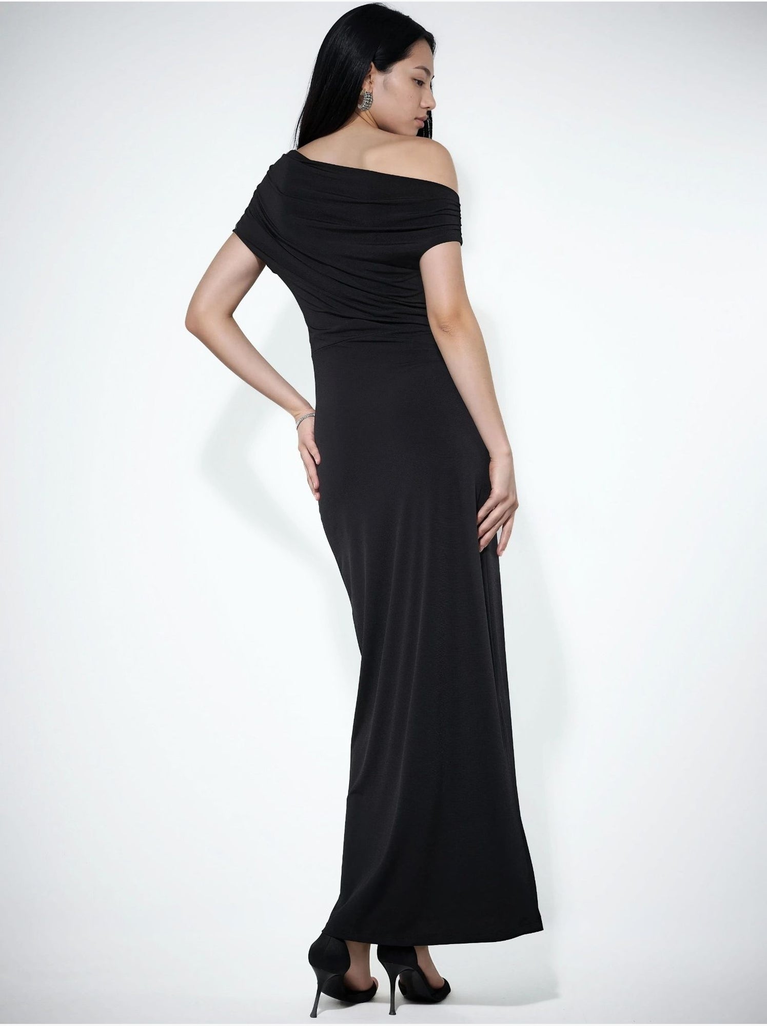 Robe maxi cintrée à col asymétrique - Noir