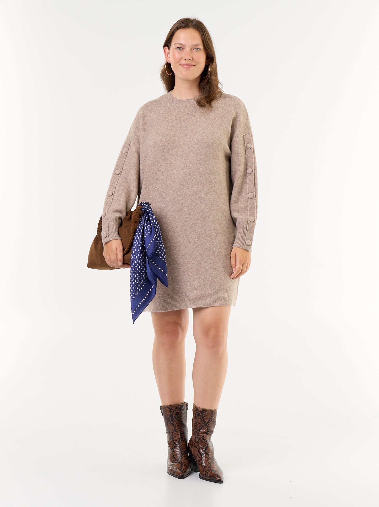 Robe pull en mail avec boutons fantaisie sur les manches - Beige