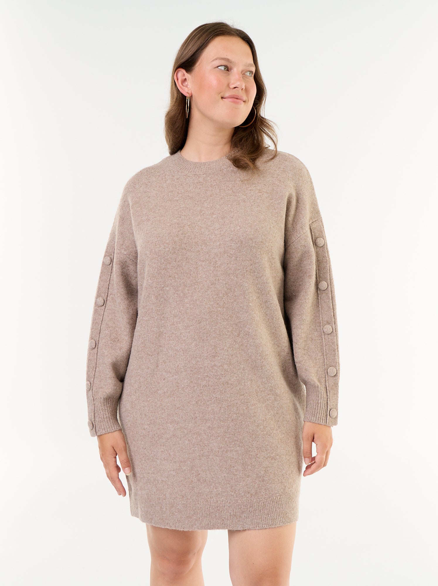 Robe pull en mail avec boutons fantaisie sur les manches - Beige