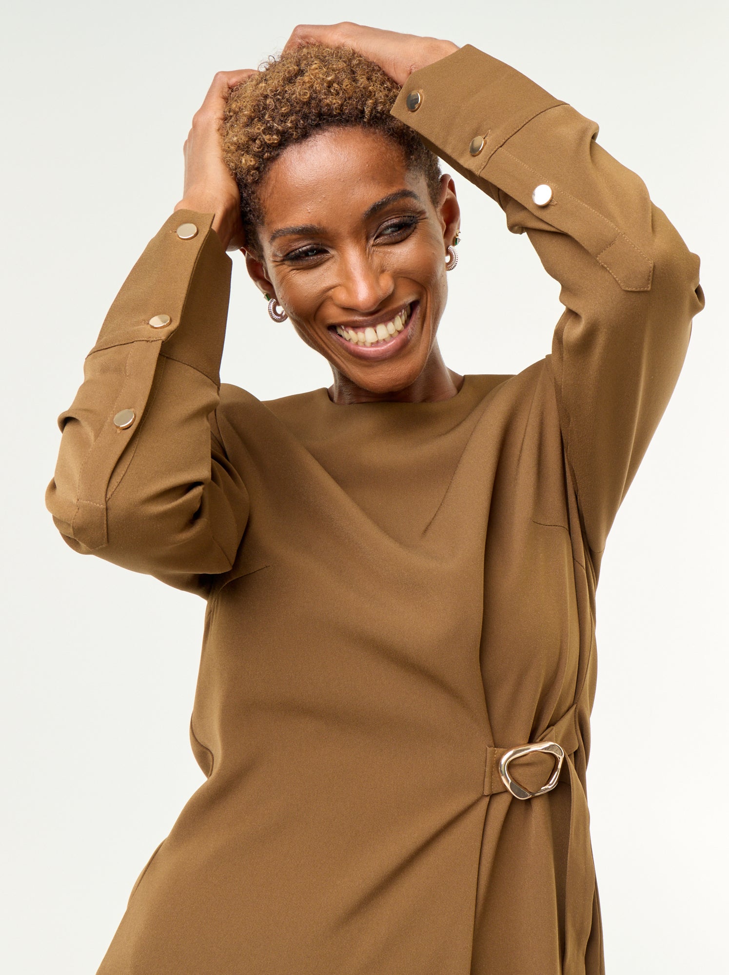 Robe unie avec détails dorés - Marron