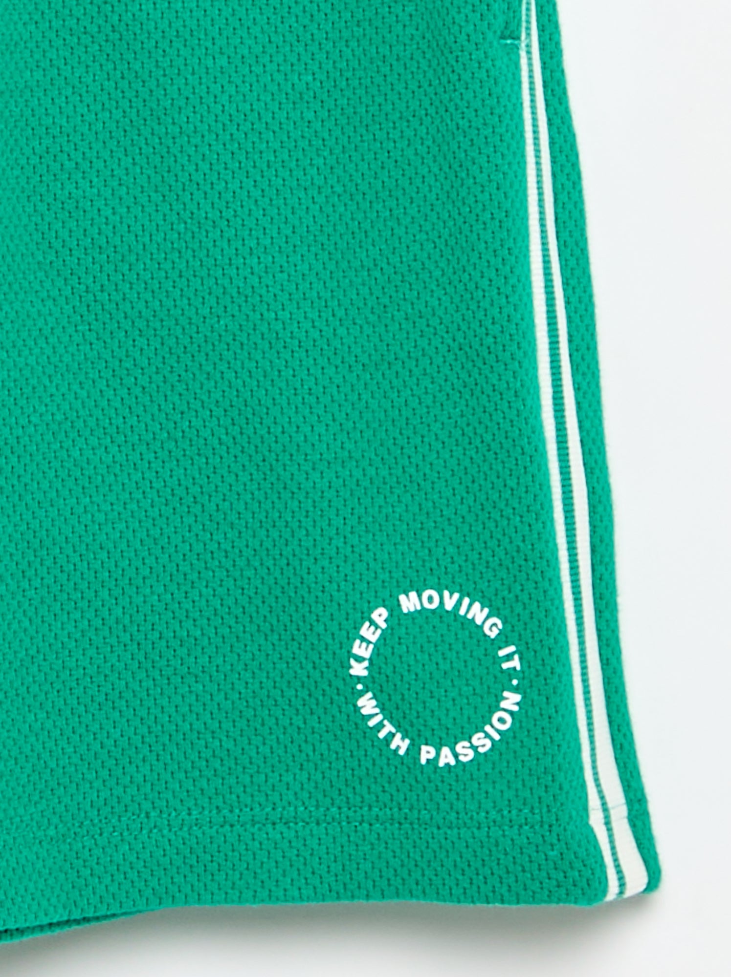 Short ample avec lignes contrastées sur les côtés - Vert