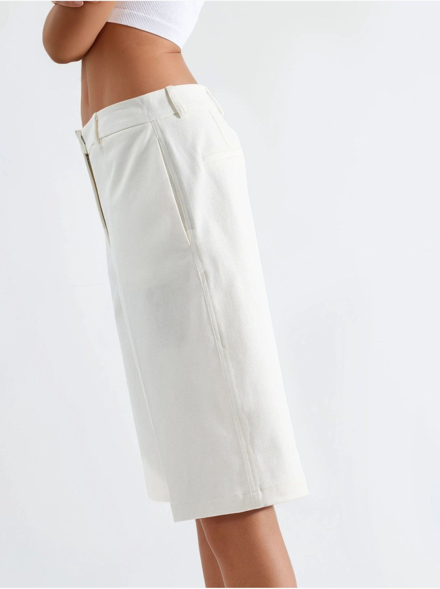 Short mi-long à jambes larges et coupe confortable - Blanc