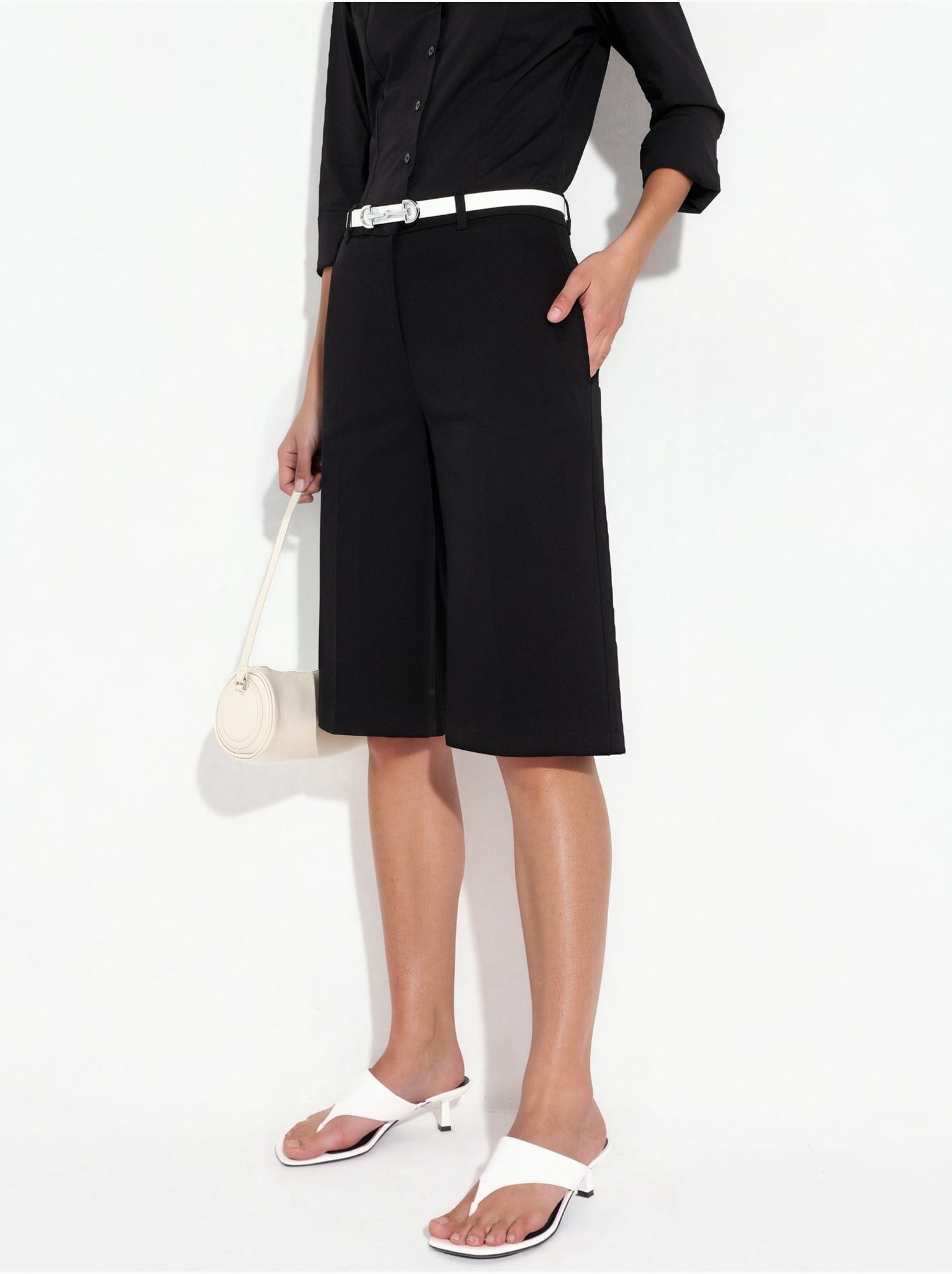 Short mi-long à jambes larges et coupe confortable - Noir