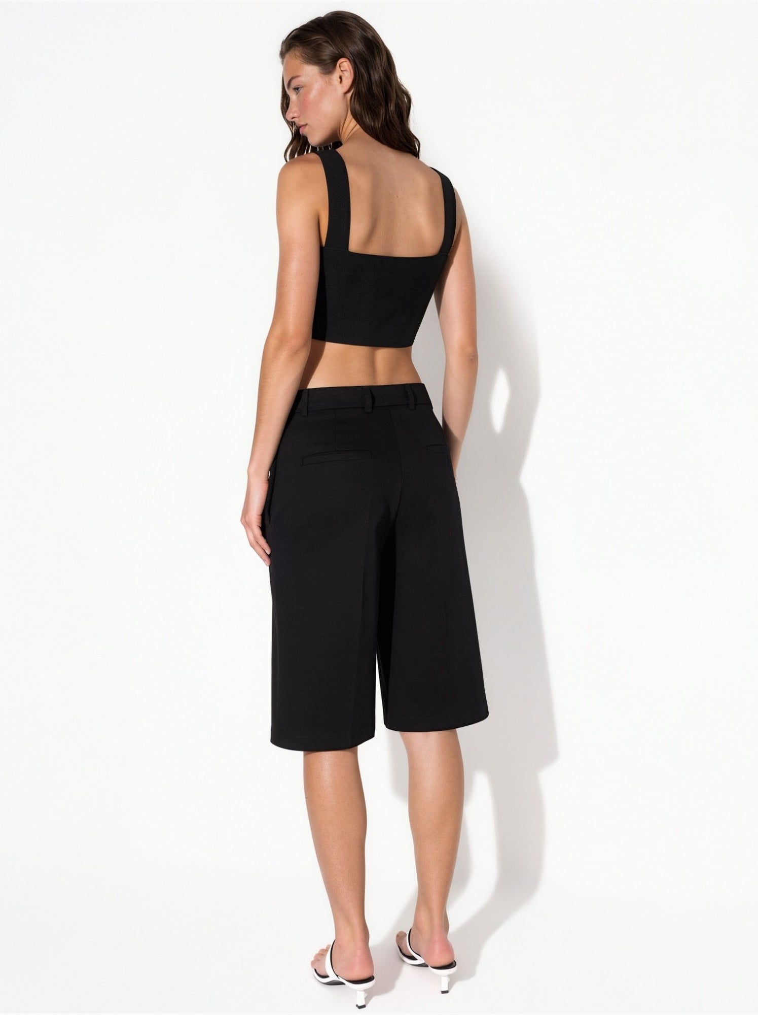 Short mi-long à jambes larges et coupe confortable - Noir