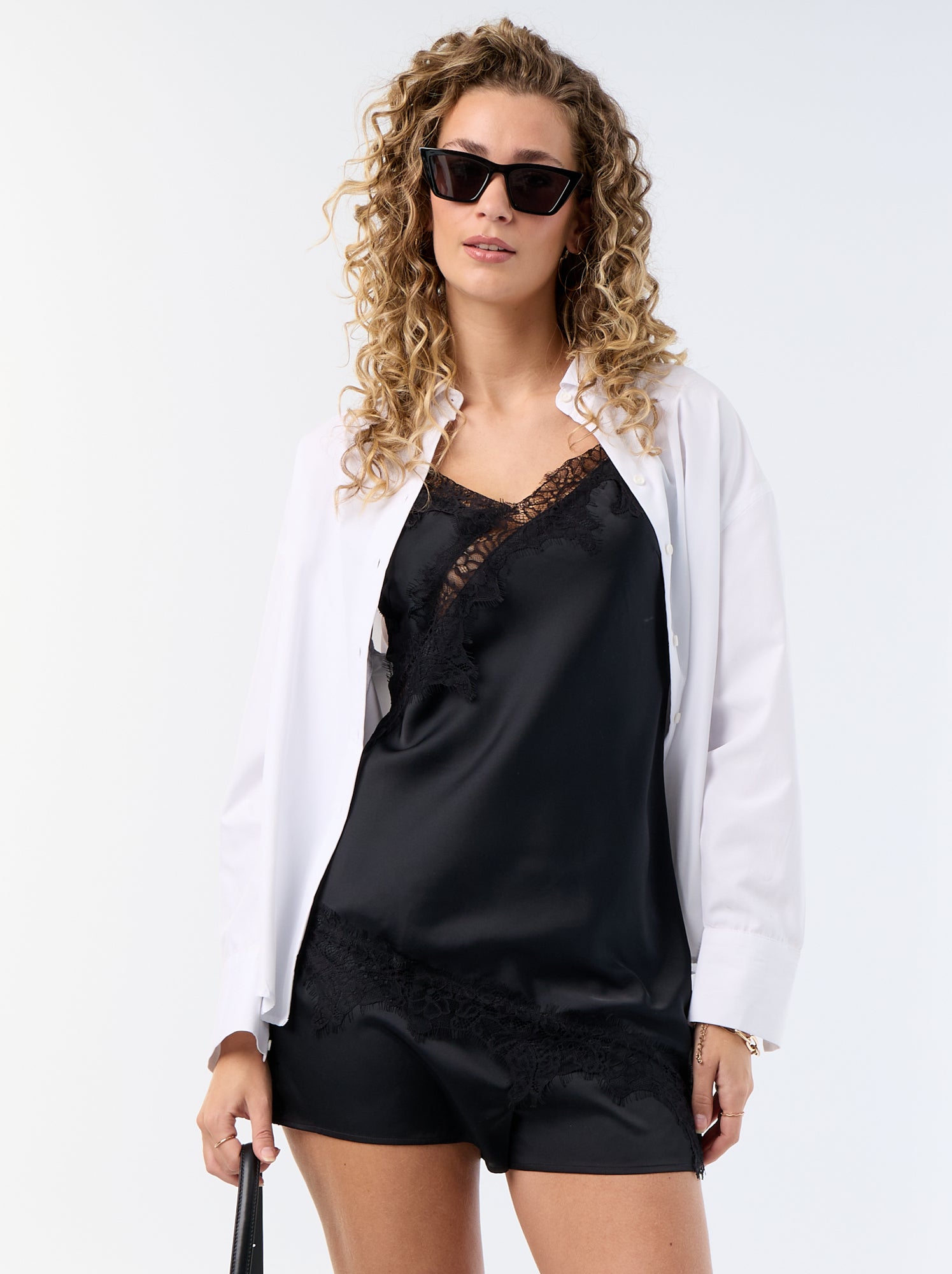 Short satiné avec bords en dentelle - Noir