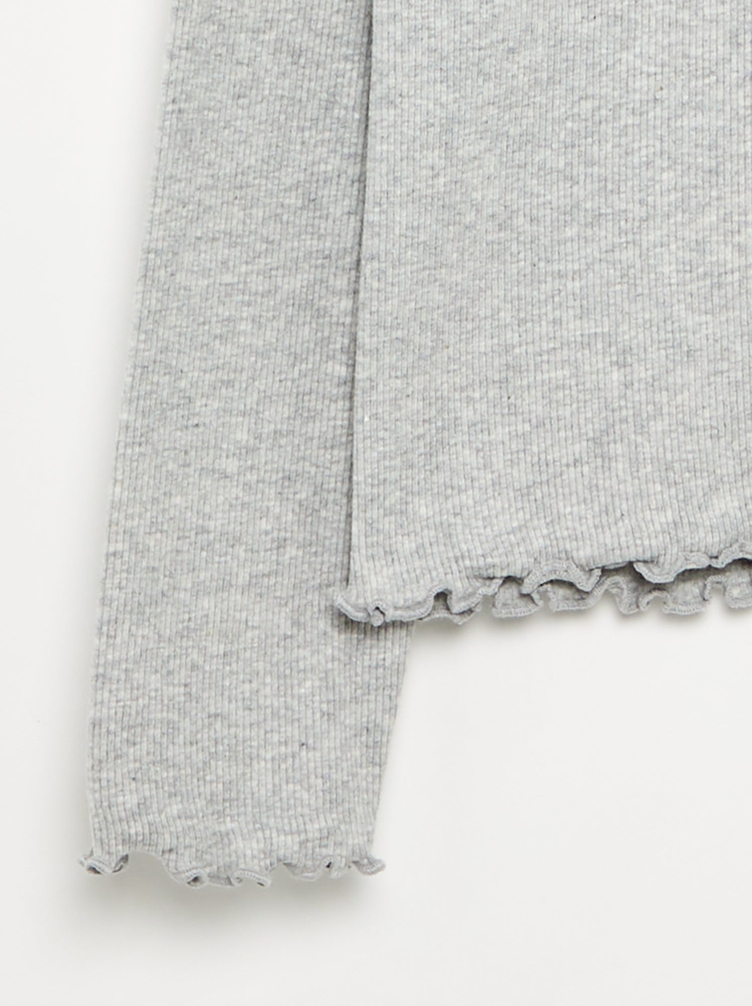 Sous-pull uni avec finitions ondulées - Gris