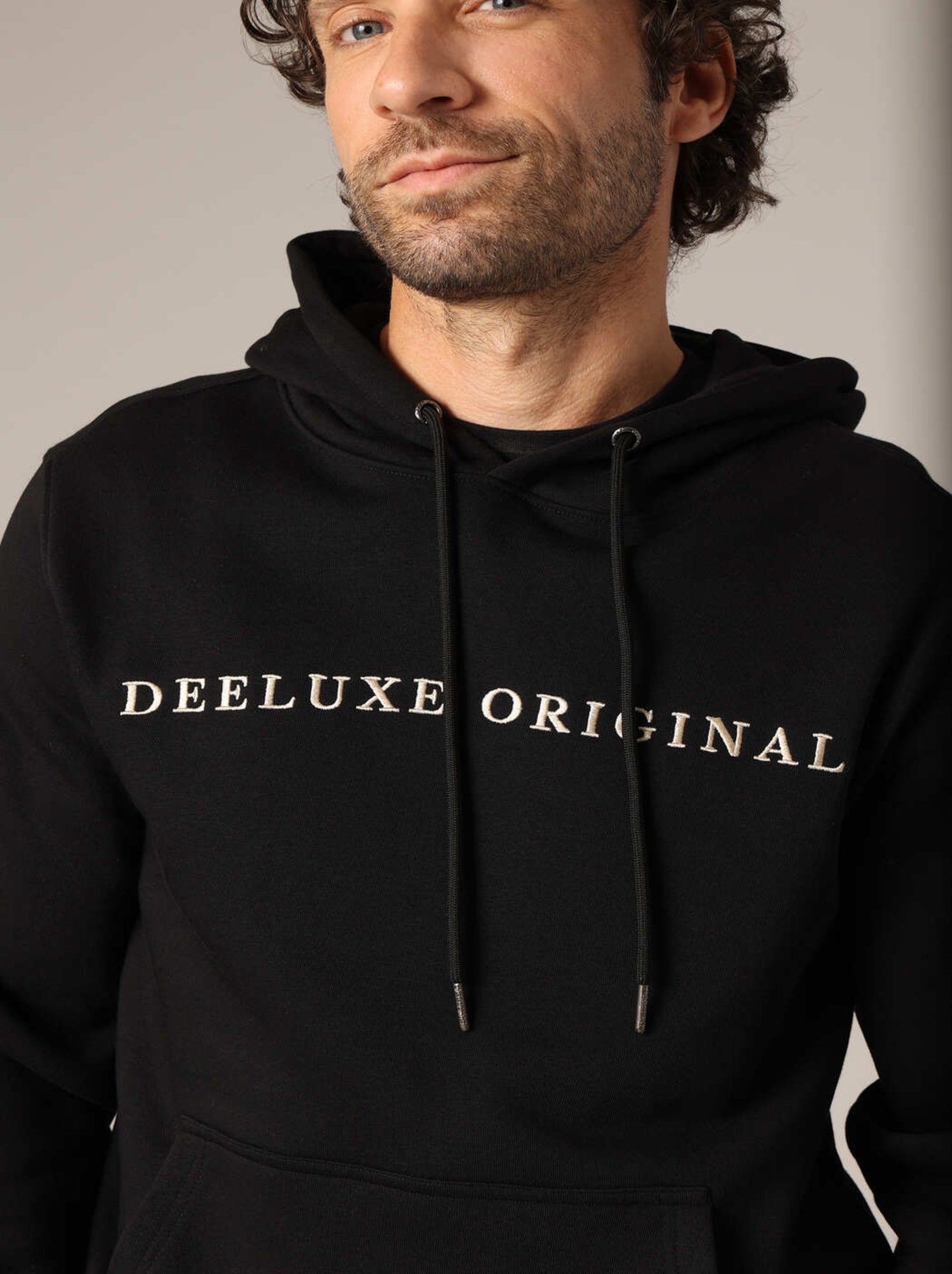 Sweat à capuche en polaire avec inscription brodée « deeluxe original ». 'deeluxe' - Noir