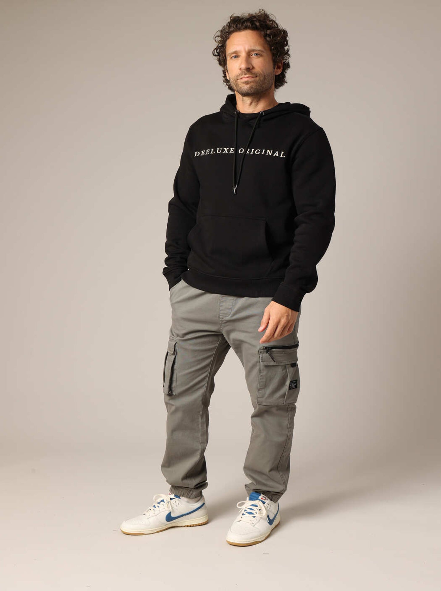 Sweat à capuche en polaire avec inscription brodée « deeluxe original ». 'deeluxe' - Noir