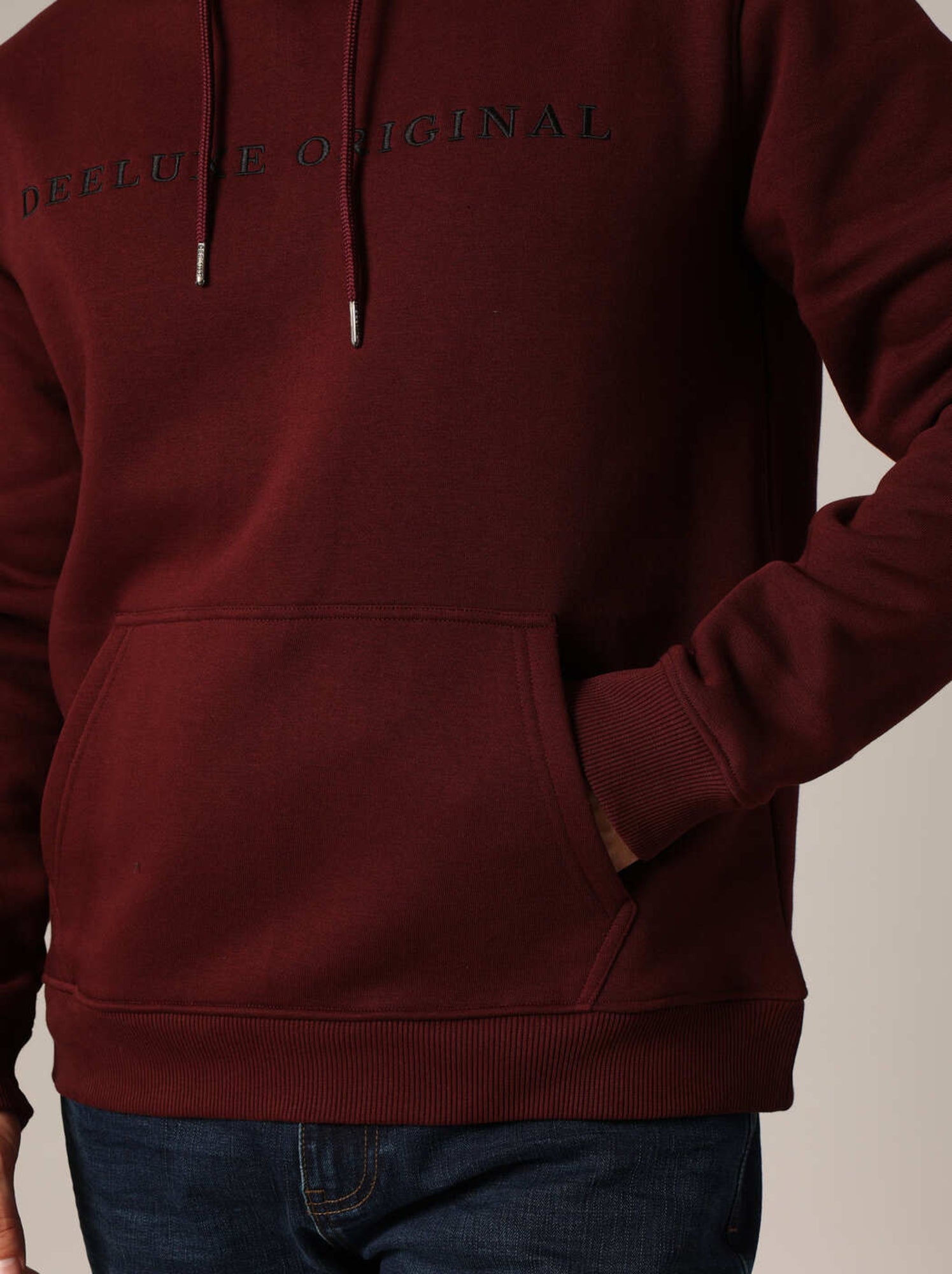 Sweat à capuche en polaire avec inscription brodée « deeluxe original ». 'deeluxe' - Rouge foncé