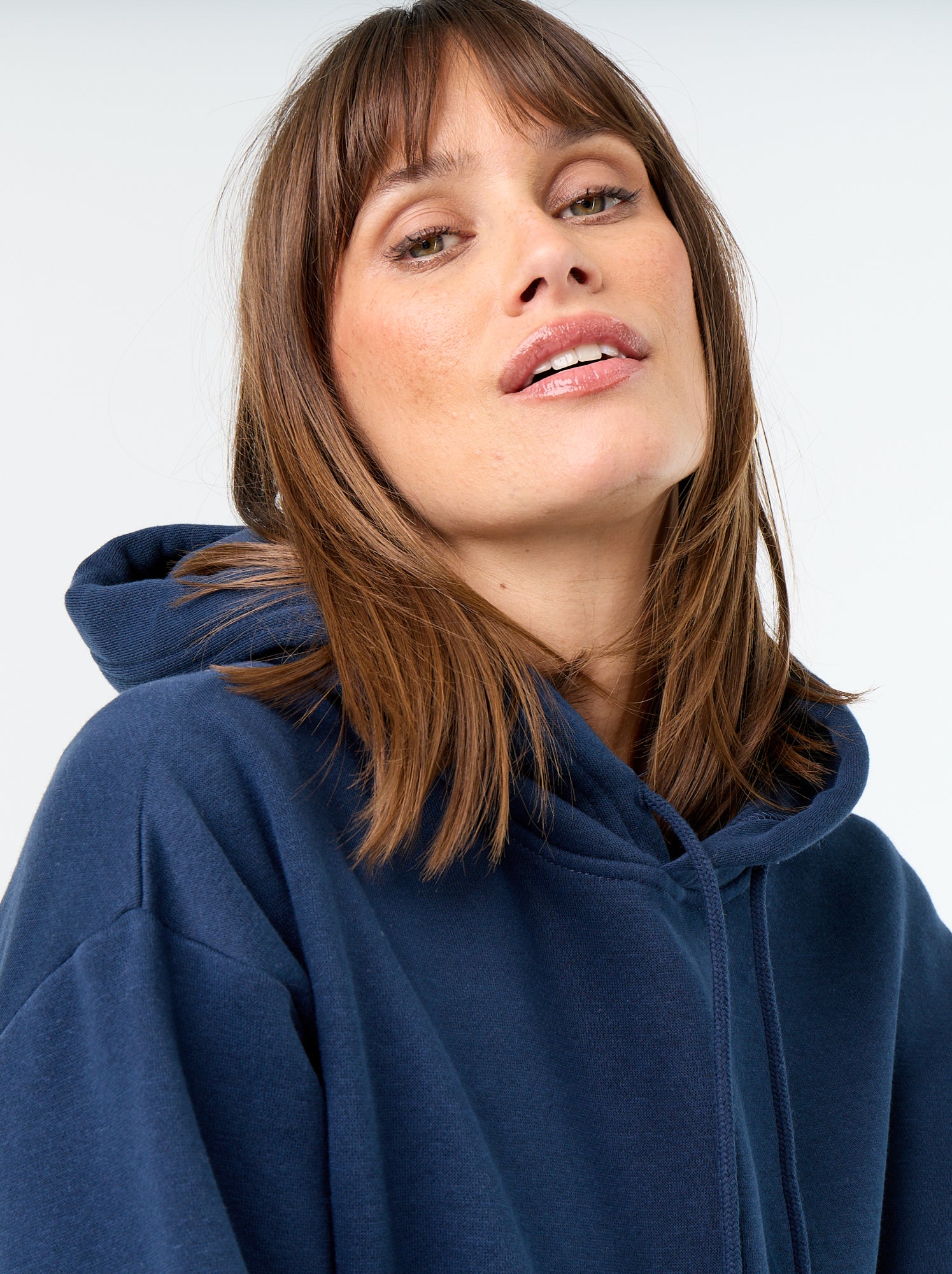 Sweat à capuche uni avec poche kangourou - Bleu