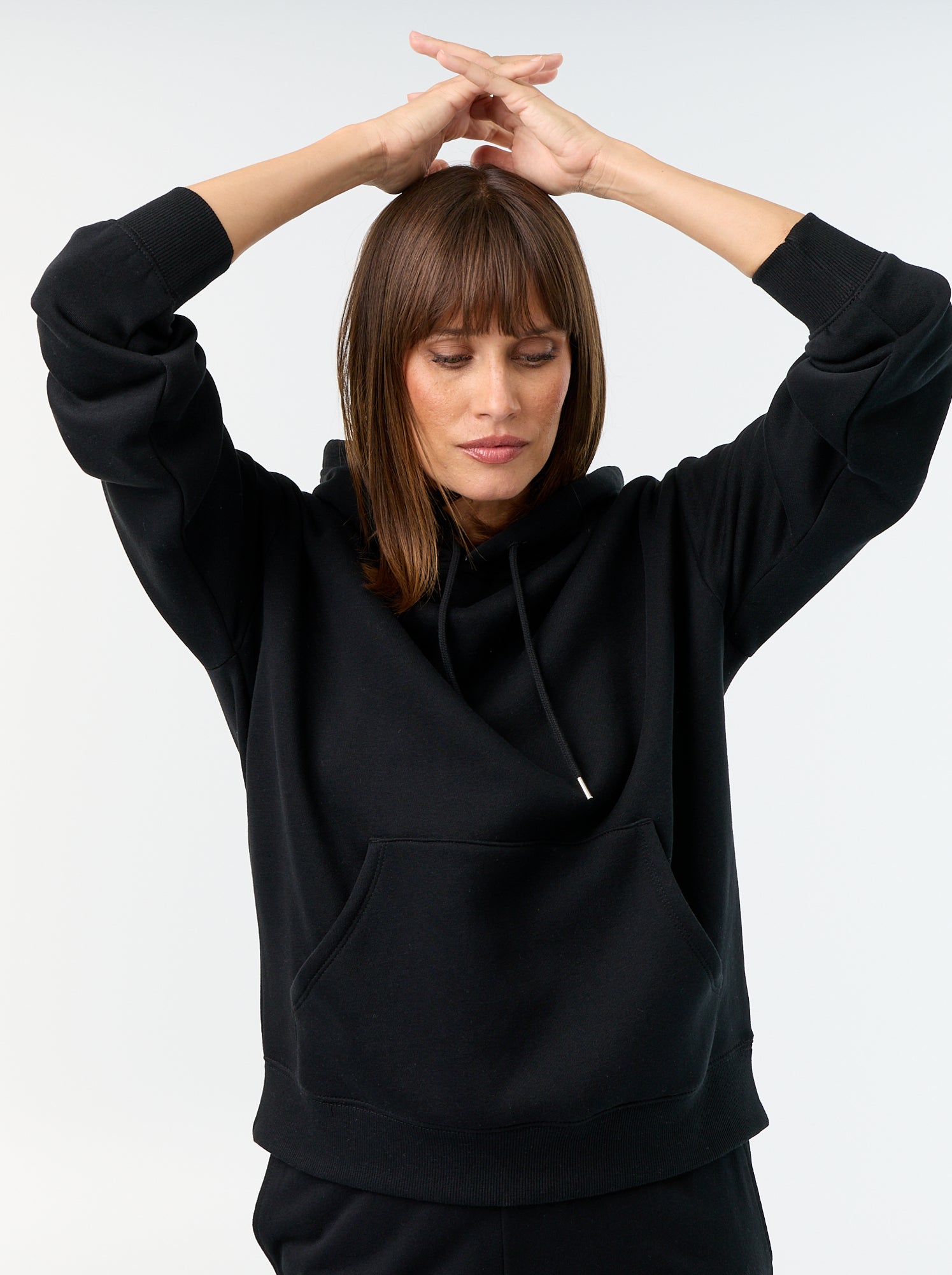 Sweat à capuche uni avec poche kangourou - Noir