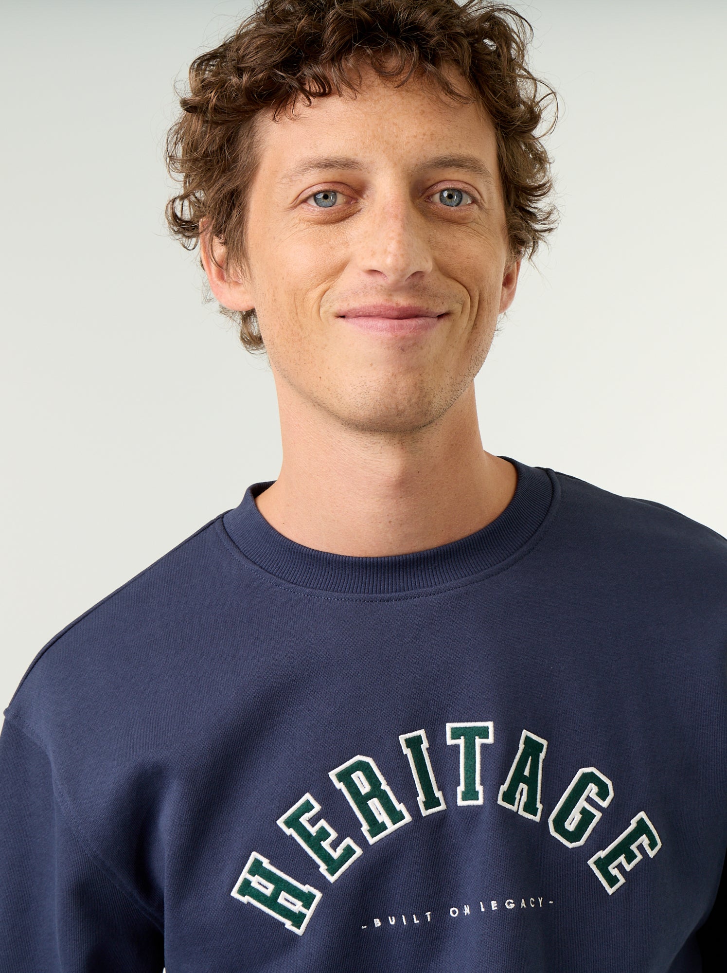 Sweat esprit sportswear avec inscriptions brodées - Bleu
