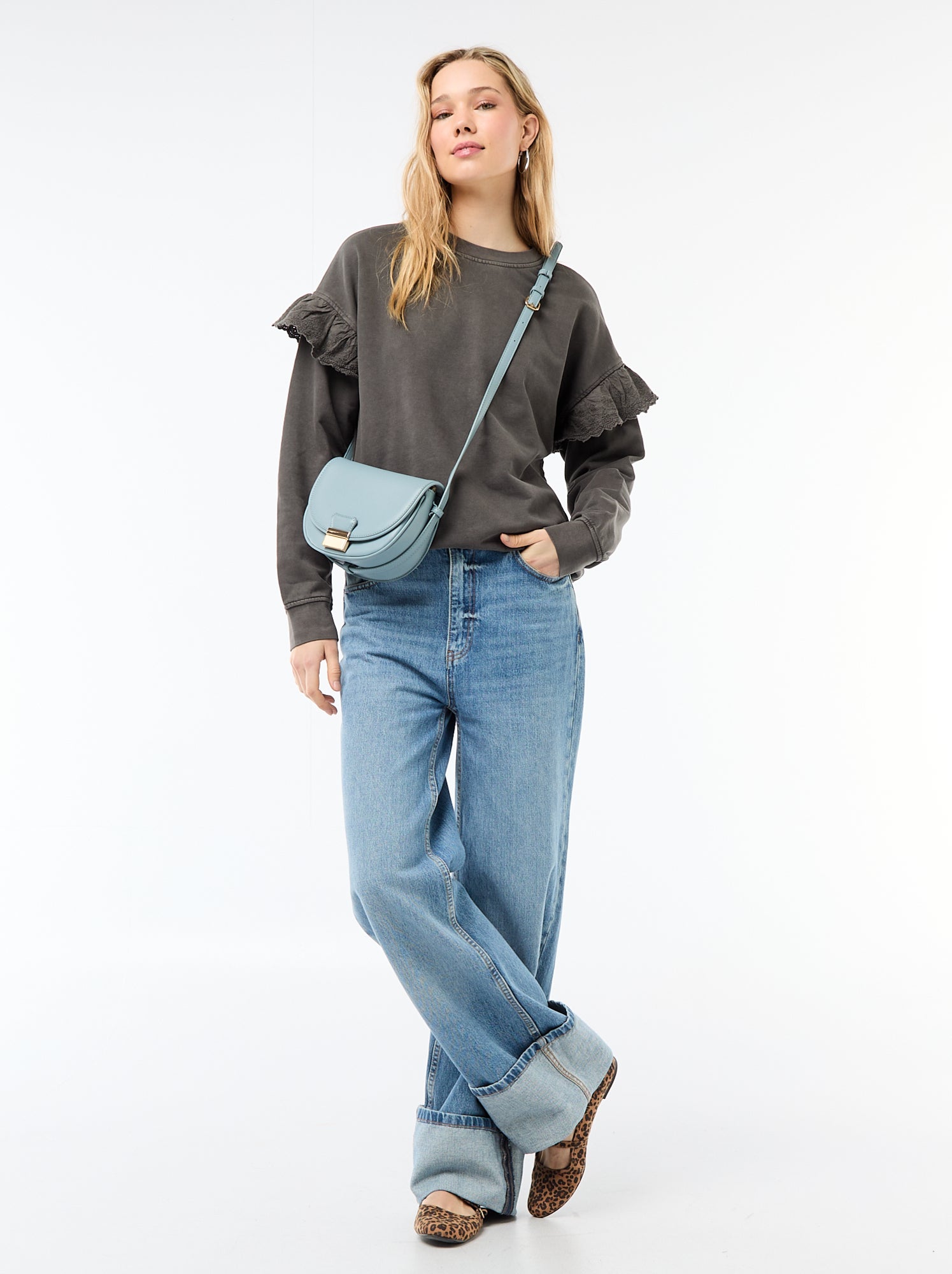 Sweat uni avec volants en borderies anglaises sur les manches - Gris