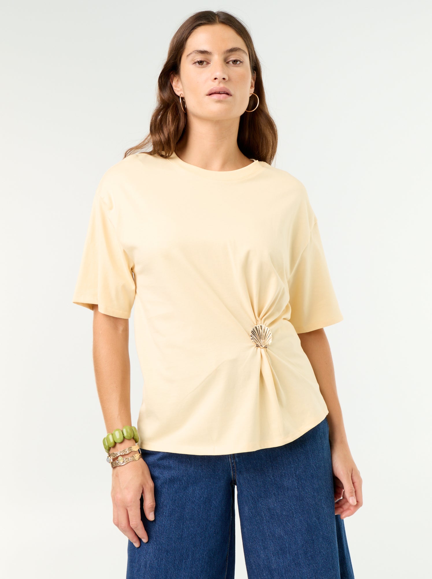 T-shirt à manches courtes avec bijou coquillage - Beige