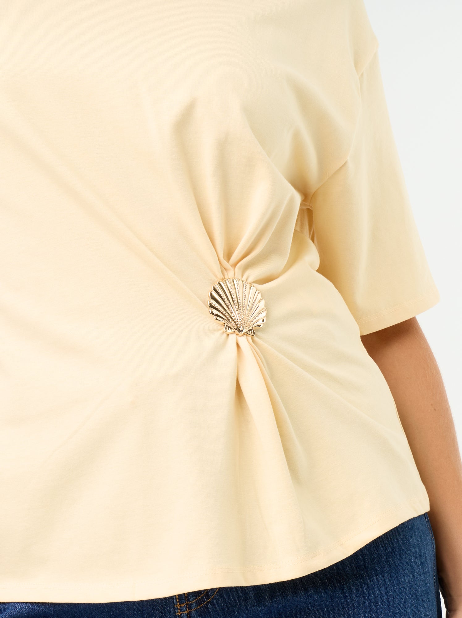 T-shirt à manches courtes avec bijou coquillage - Beige