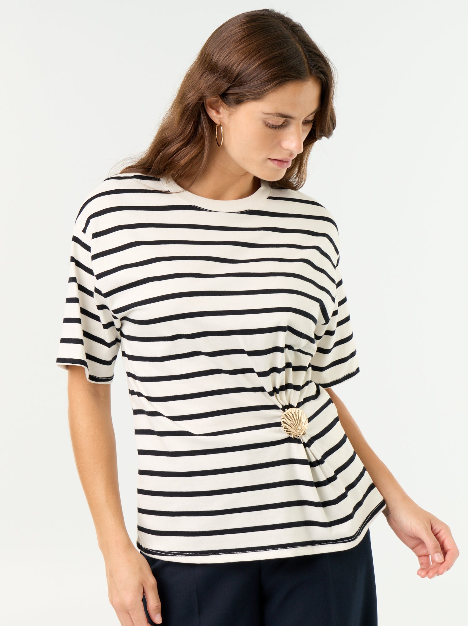 T-shirt à manches courtes avec bijou coquillage - Blanc