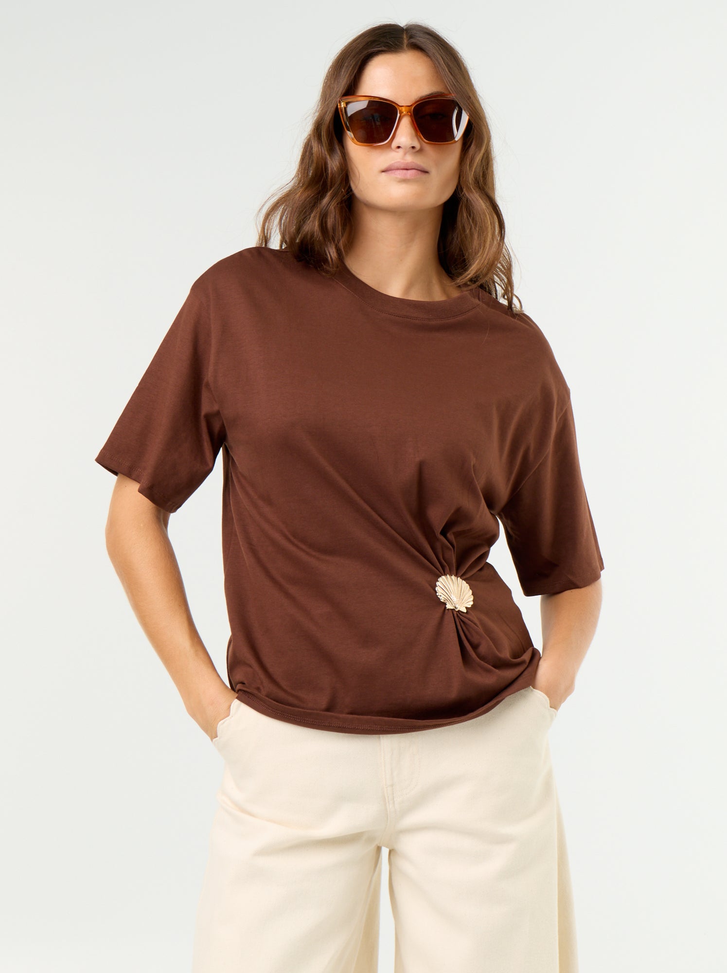 T-shirt à manches courtes avec bijou coquillage - Marron