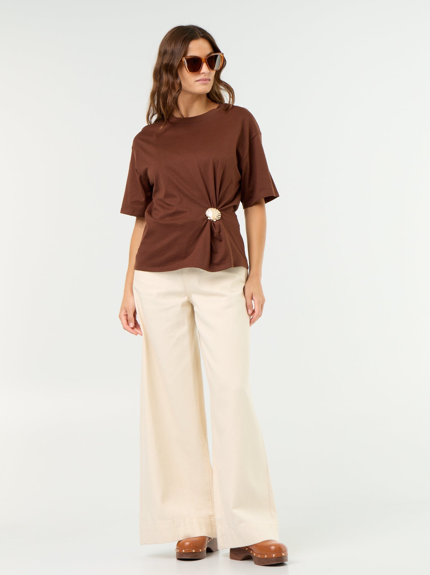 T-shirt à manches courtes avec bijou coquillage - Marron