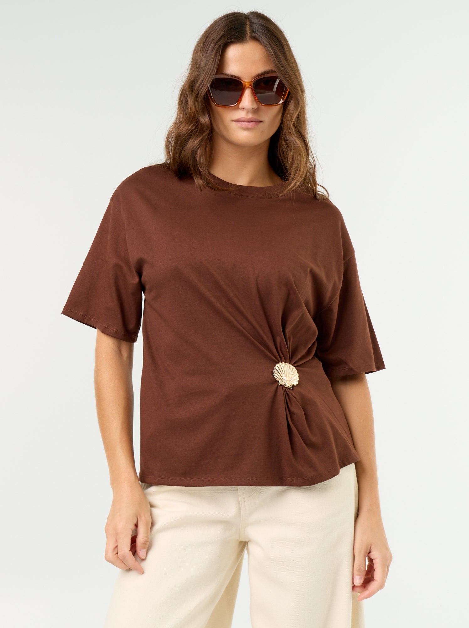 T-shirt à manches courtes avec bijou coquillage - Marron