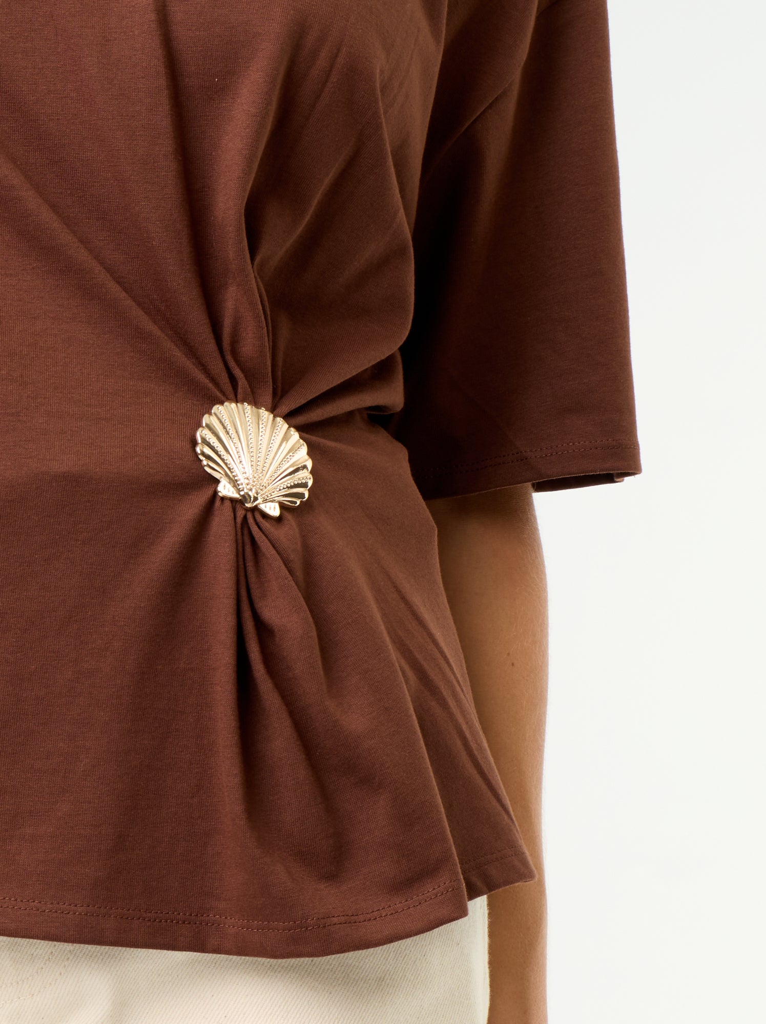 T-shirt à manches courtes avec bijou coquillage - Marron
