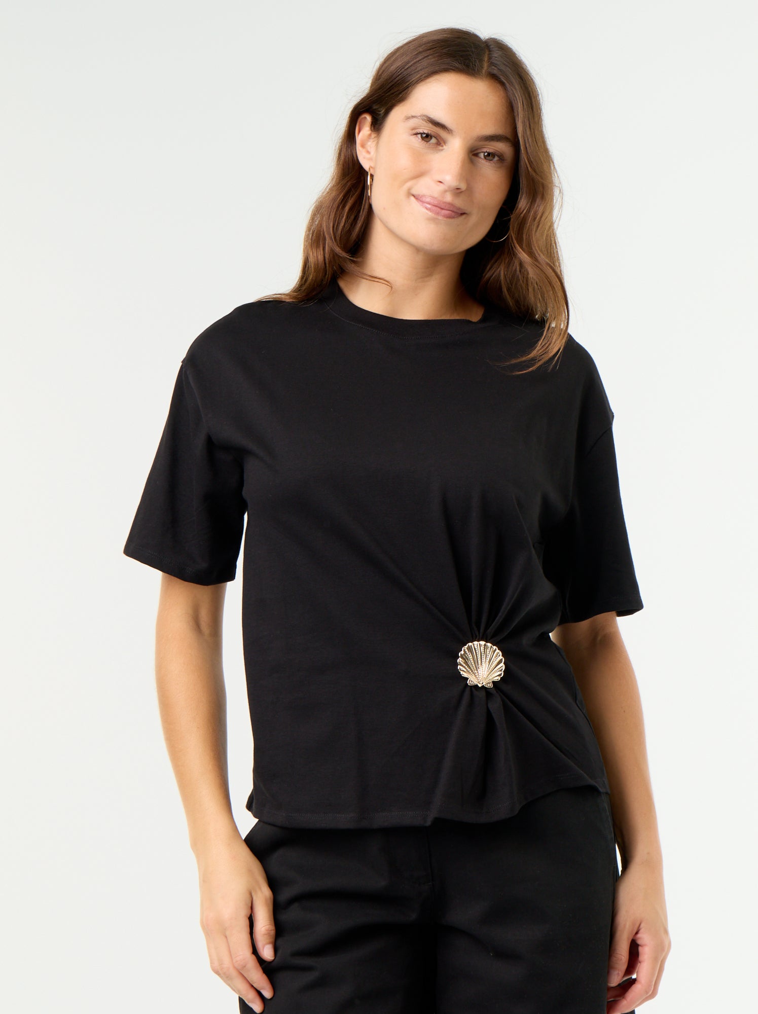 T-shirt à manches courtes avec bijou coquillage - Noir