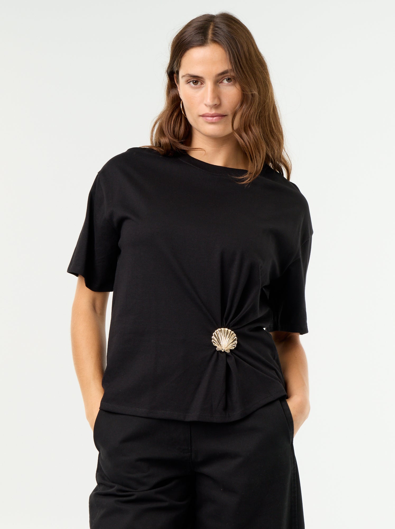 T-shirt à manches courtes avec bijou coquillage - Noir