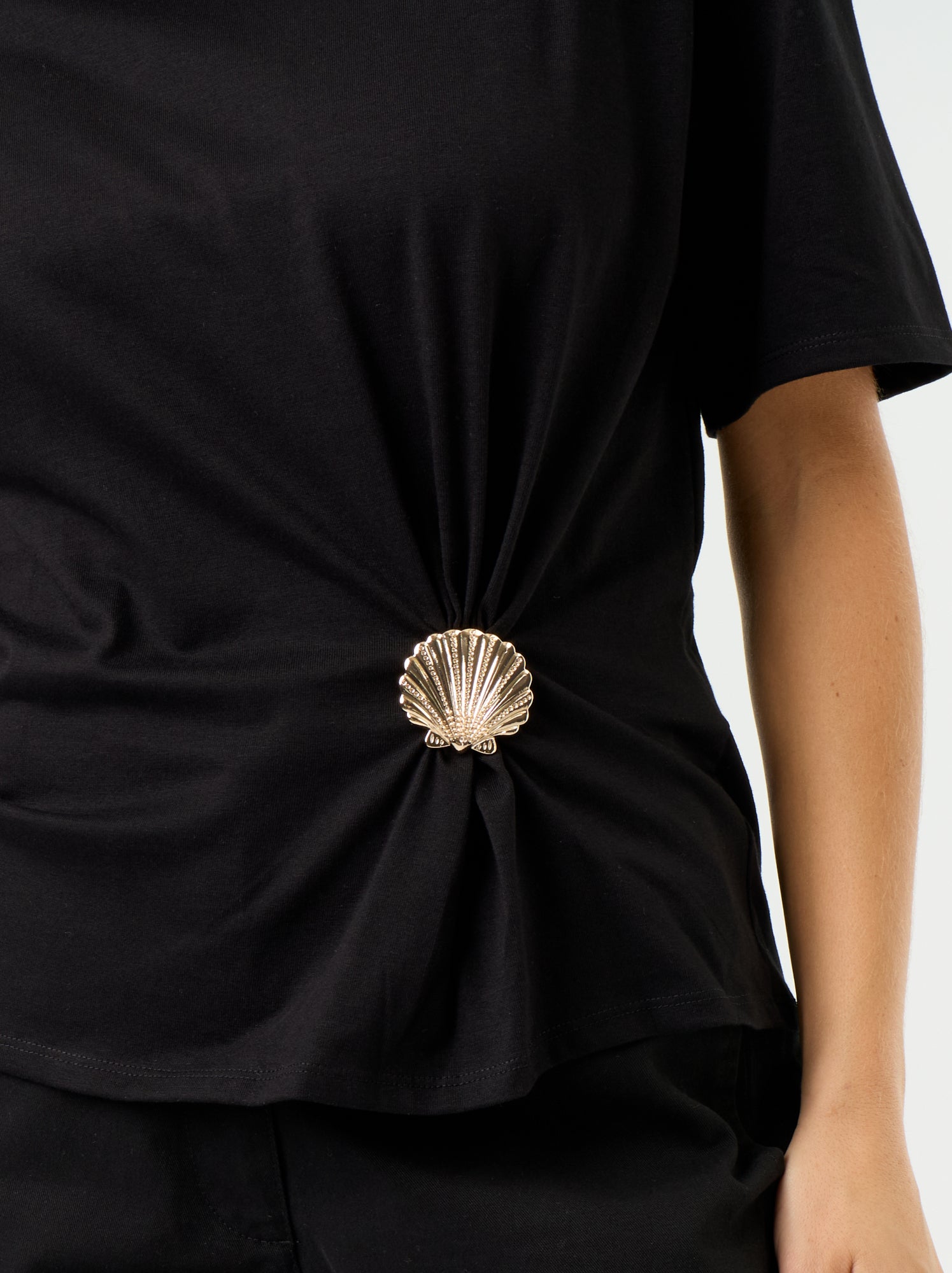 T-shirt à manches courtes avec bijou coquillage - Noir