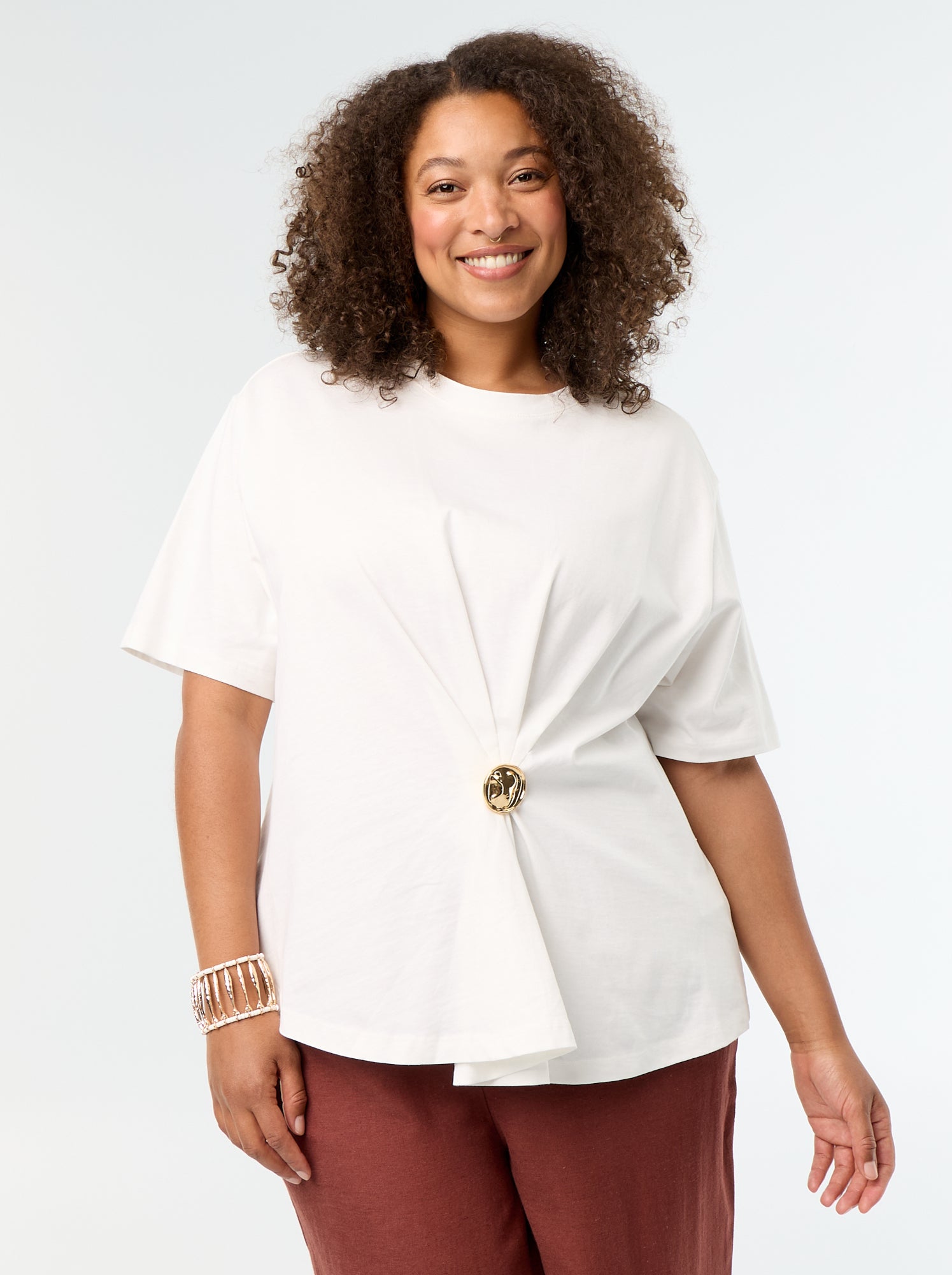 T-shirt drapé avec bijou doré façon broche - Blanc