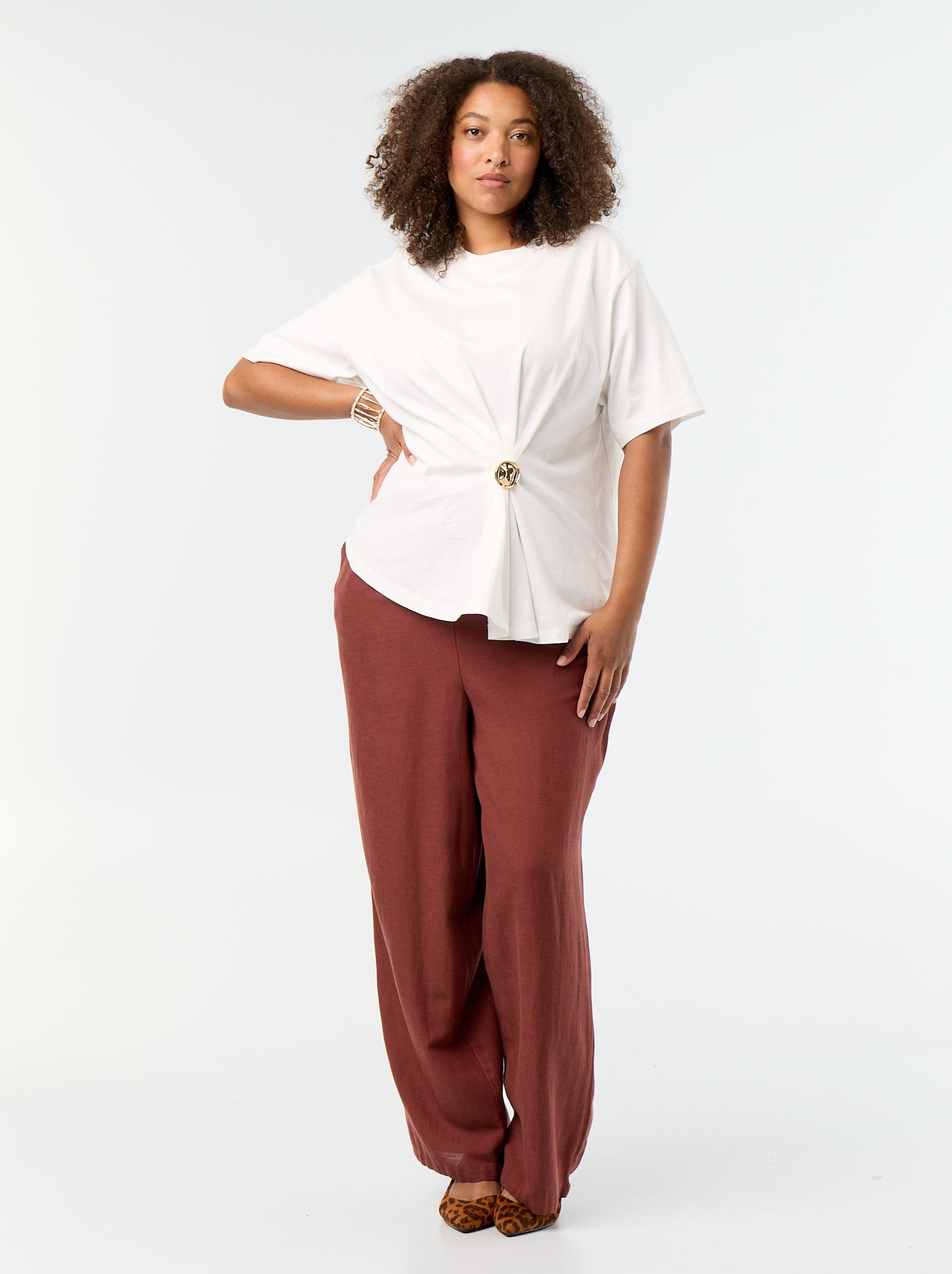 T-shirt drapé avec bijou doré façon broche - Blanc