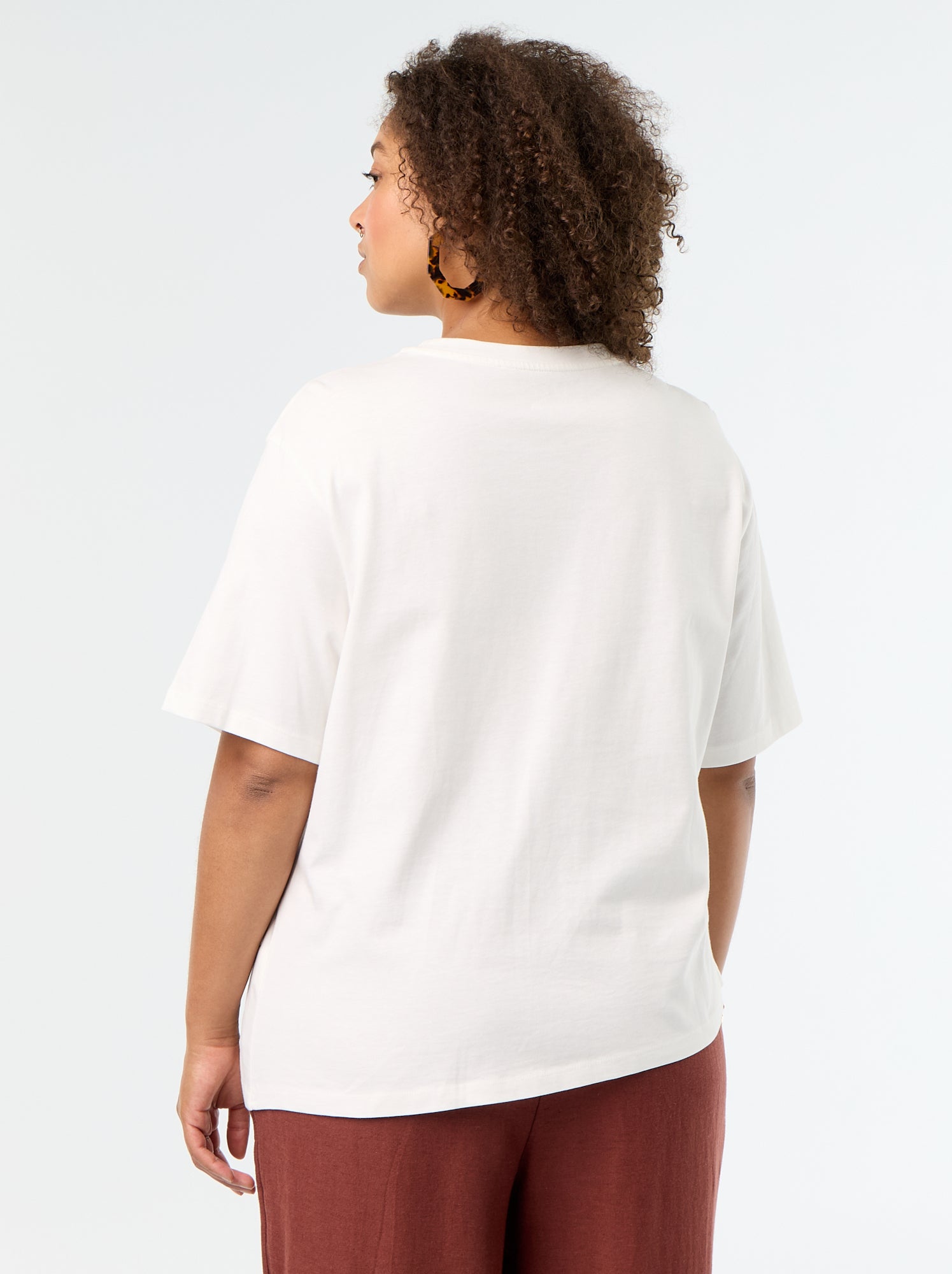 T-shirt drapé avec bijou doré façon broche - Blanc