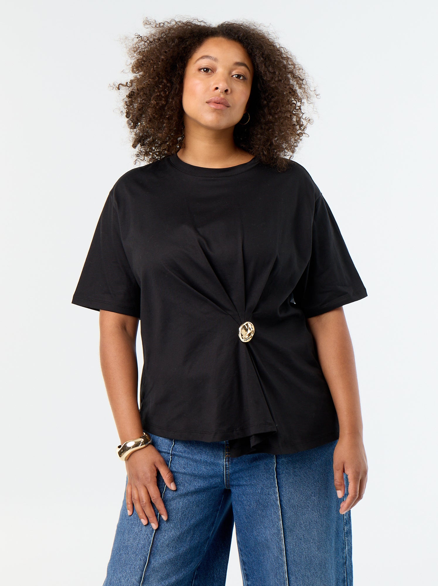 T-shirt drapé avec bijou doré façon broche - Noir