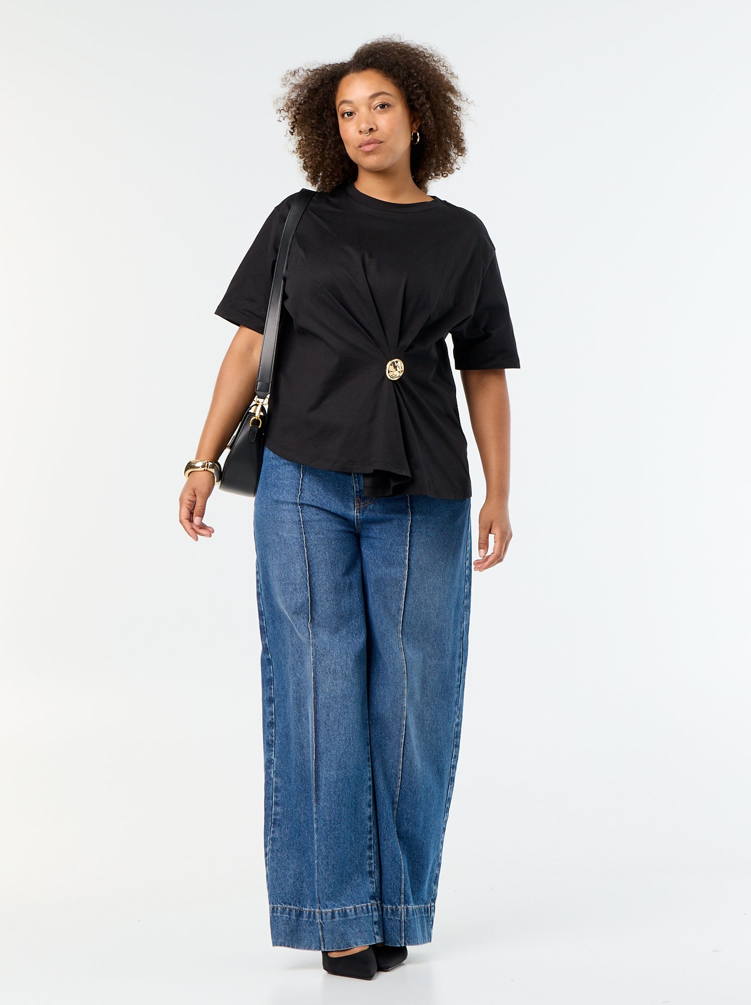 T-shirt drapé avec bijou doré façon broche - Noir