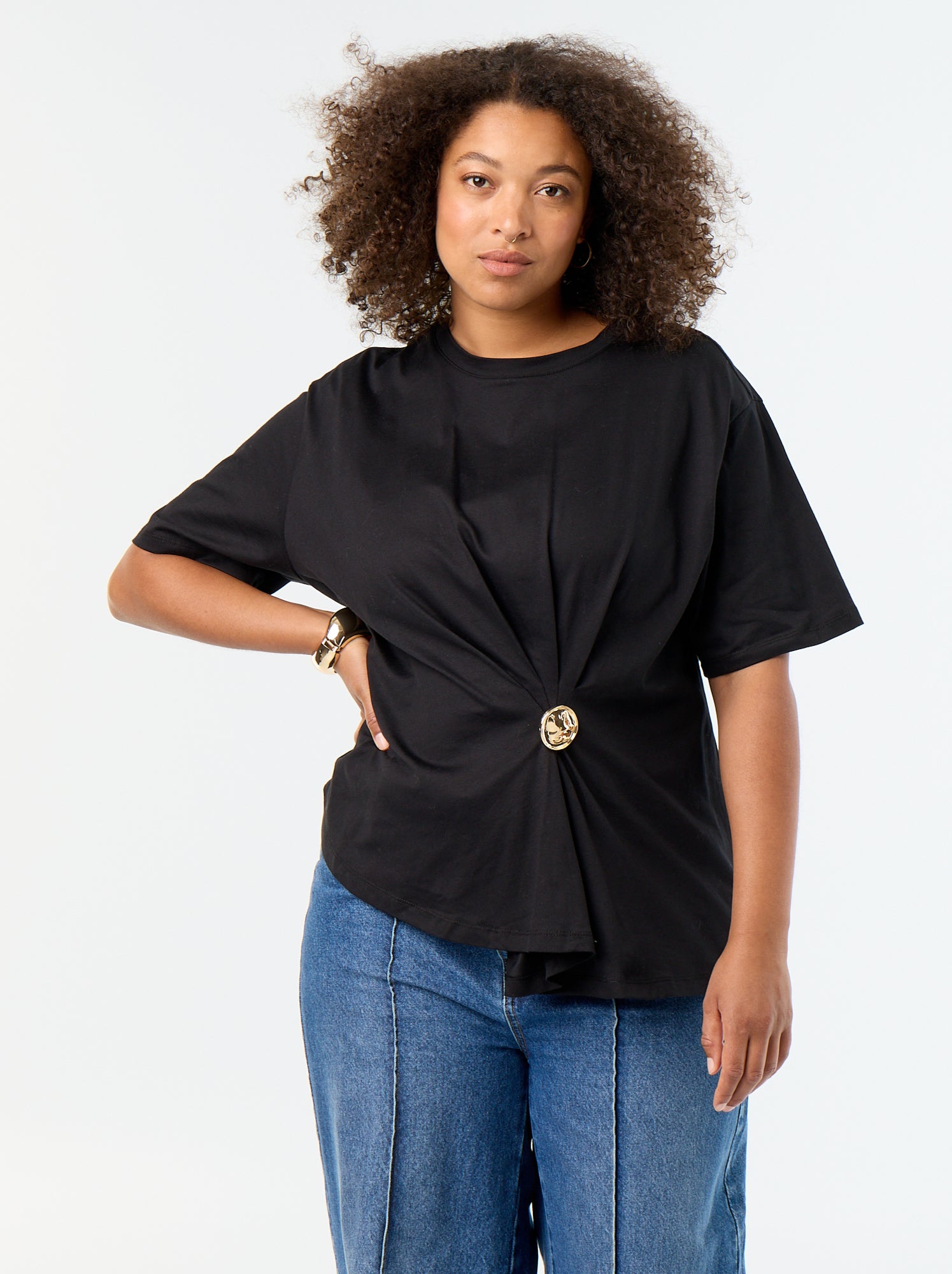 T-shirt drapé avec bijou doré façon broche - Noir