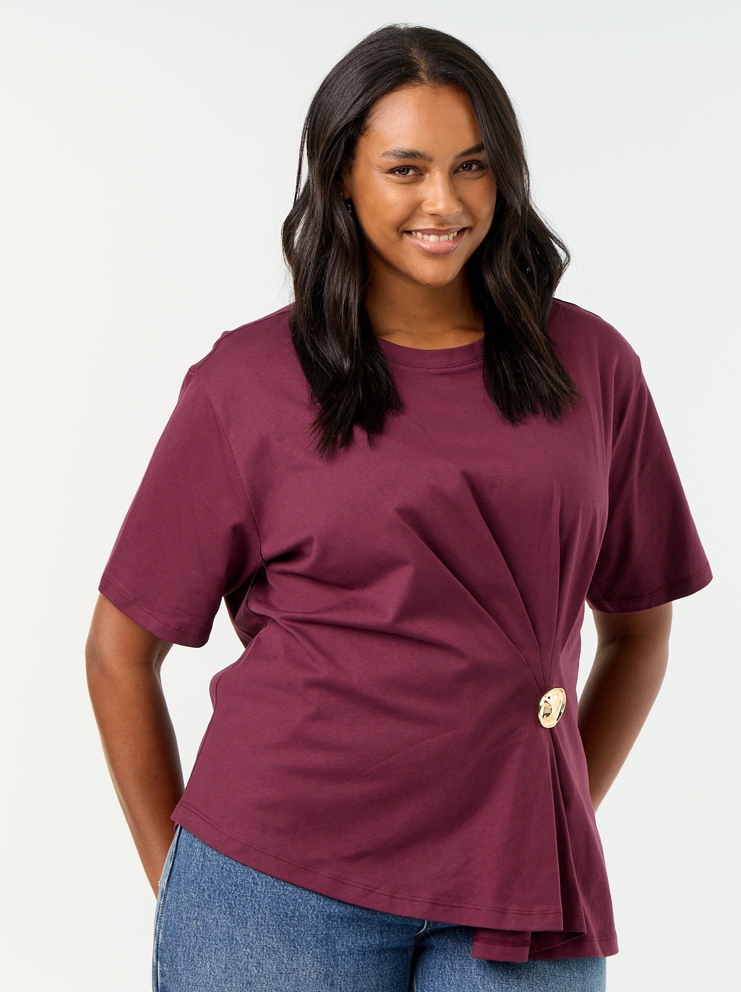 T-shirt drapé avec bijou doré façon broche - Rose