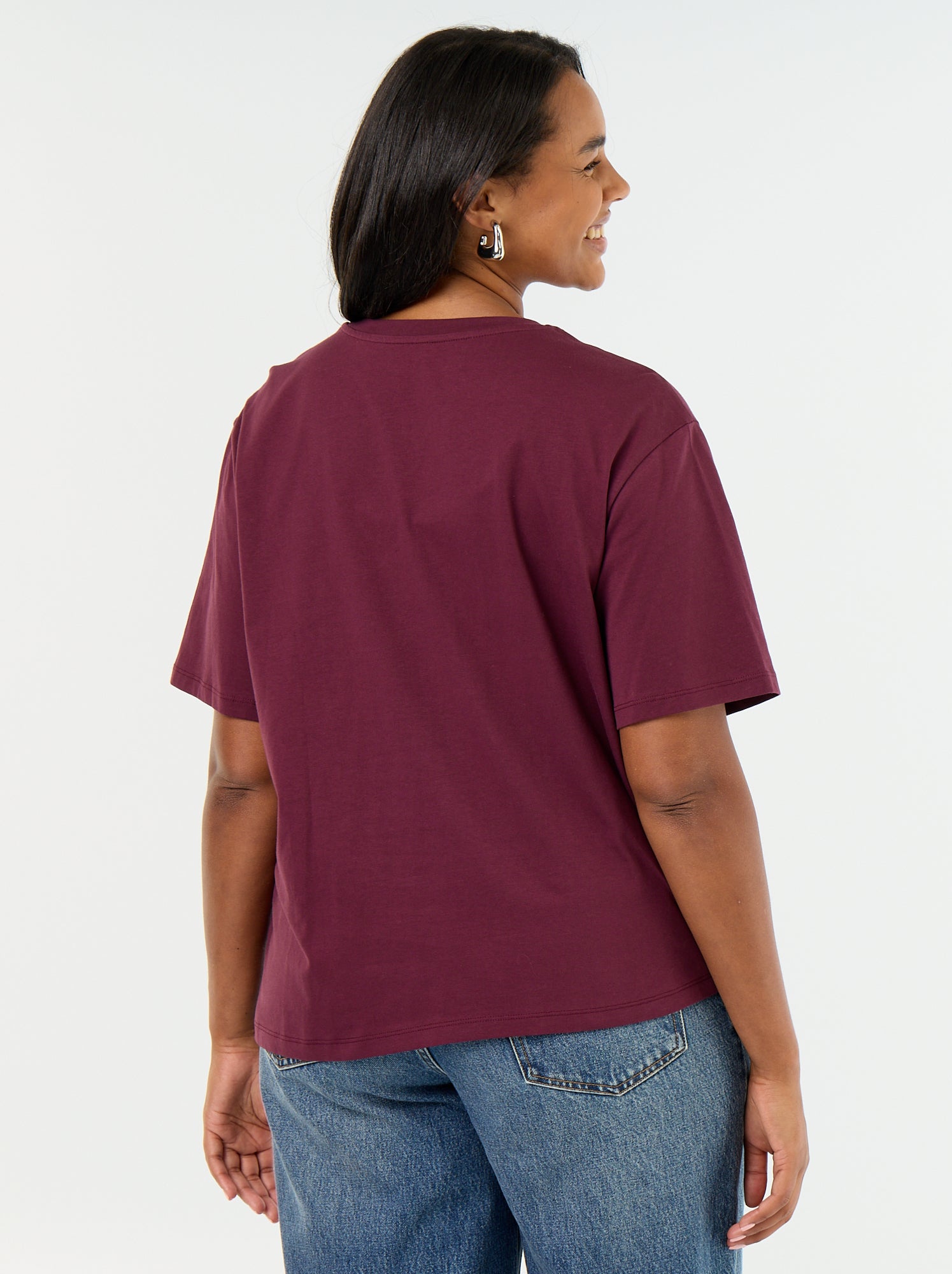T-shirt drapé avec bijou doré façon broche - Rose