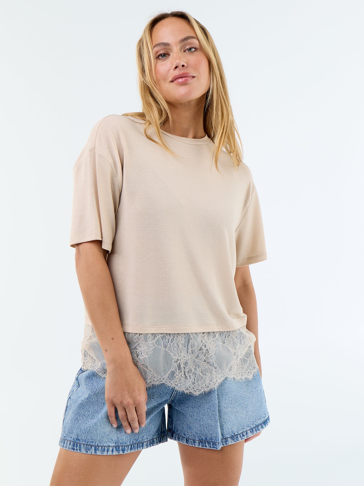 Tee-shirt léger avec base en dentelle - Beige