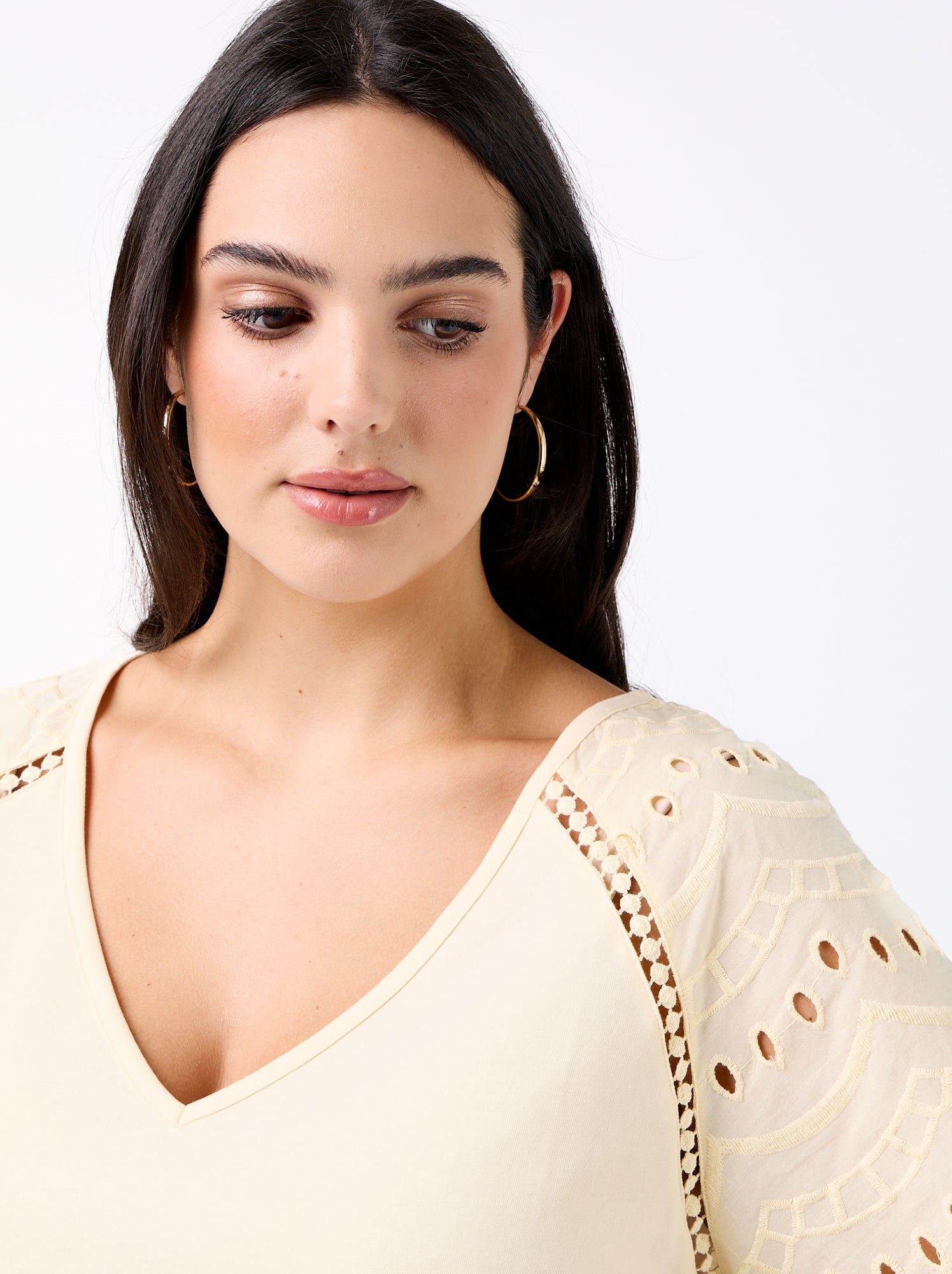 Tee-shirt uni avec broderies sur les manches - Beige