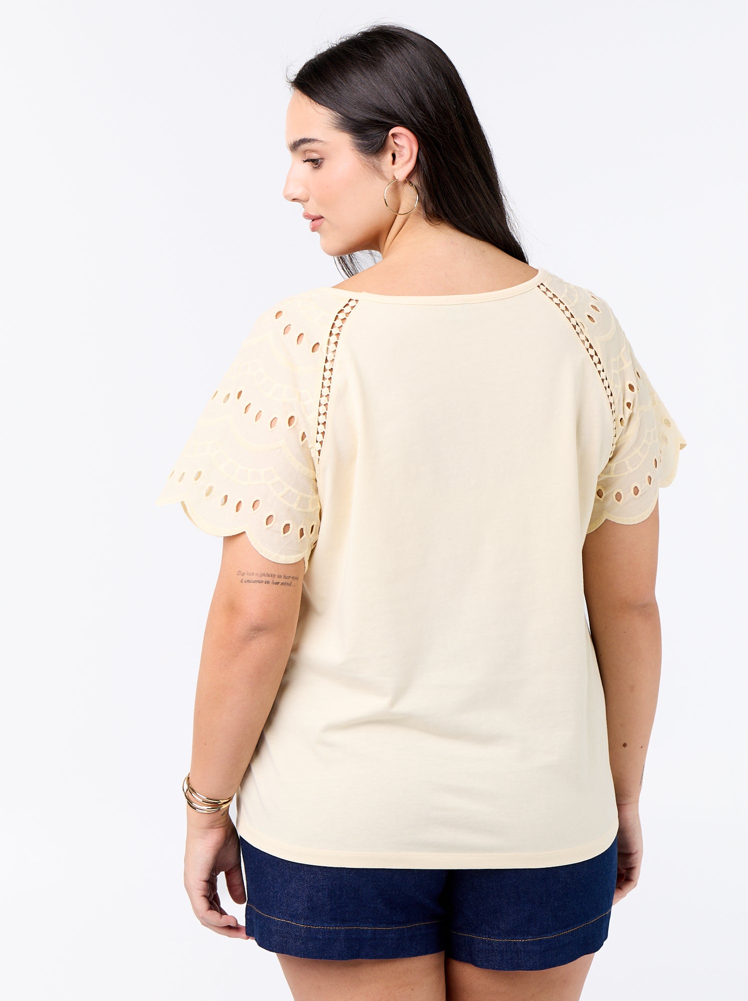 Tee-shirt uni avec broderies sur les manches - Beige