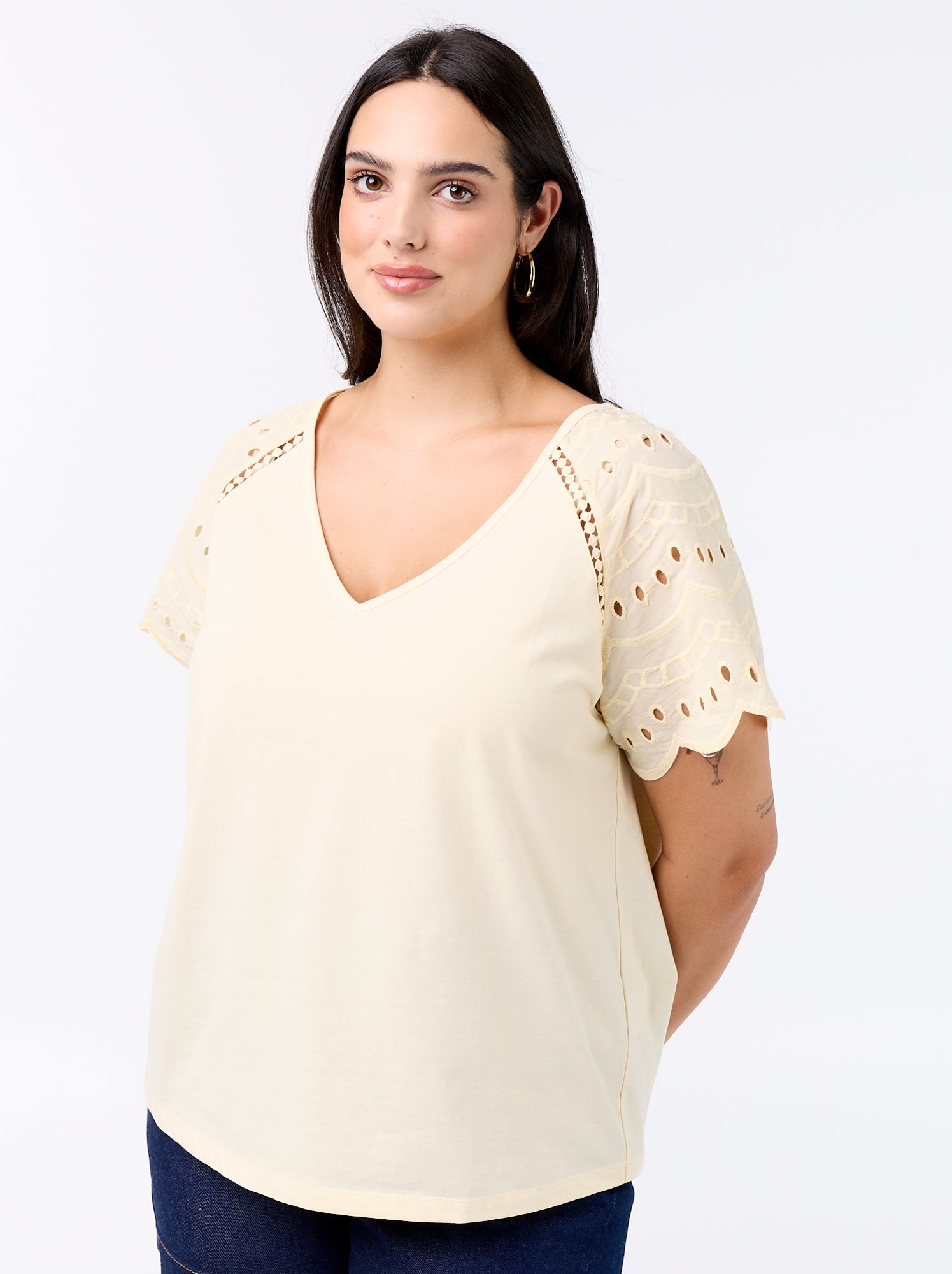 Tee-shirt uni avec broderies sur les manches - Beige
