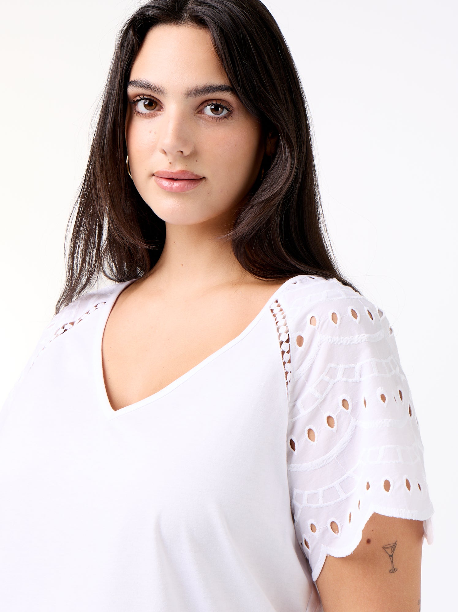 Tee-shirt uni avec broderies sur les manches - Blanc