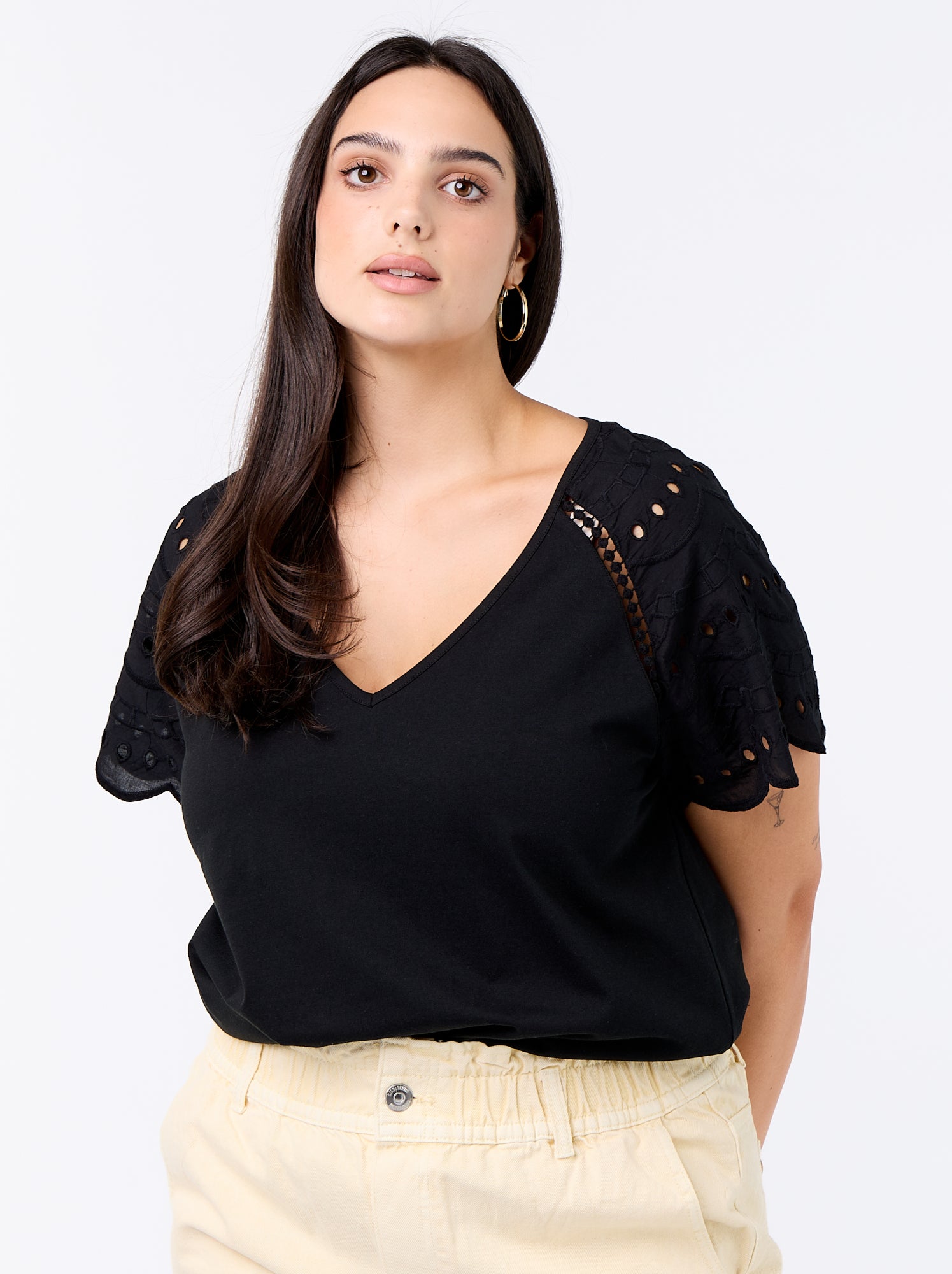 Tee-shirt uni avec broderies sur les manches - Noir