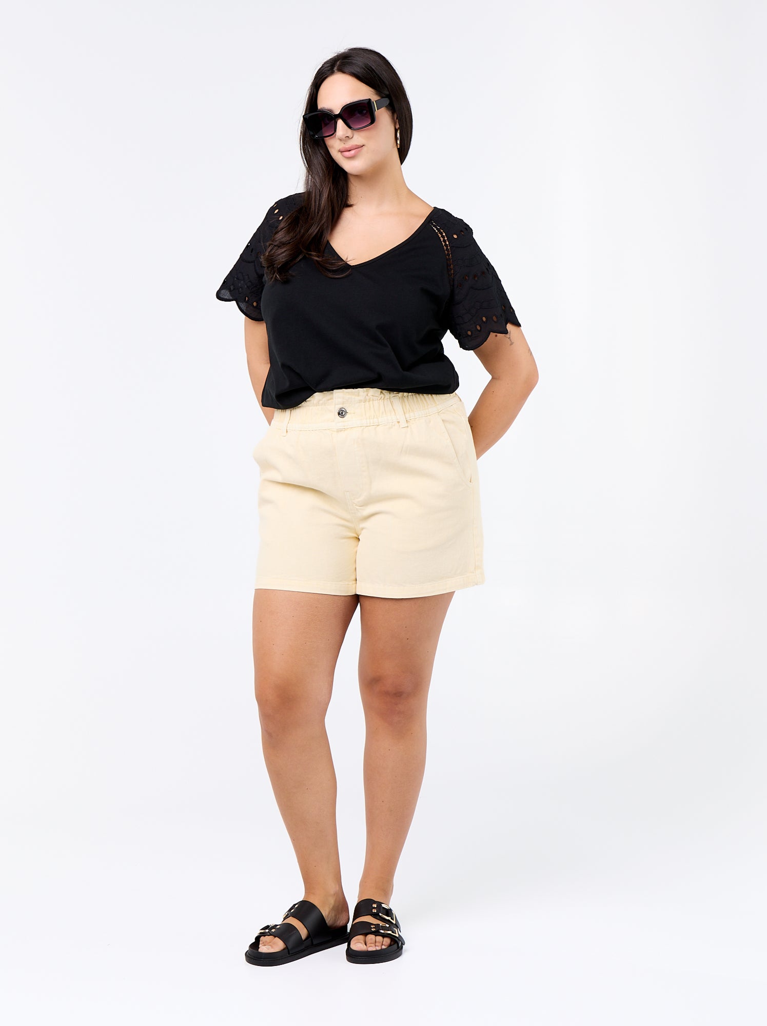Tee-shirt uni avec broderies sur les manches - Noir