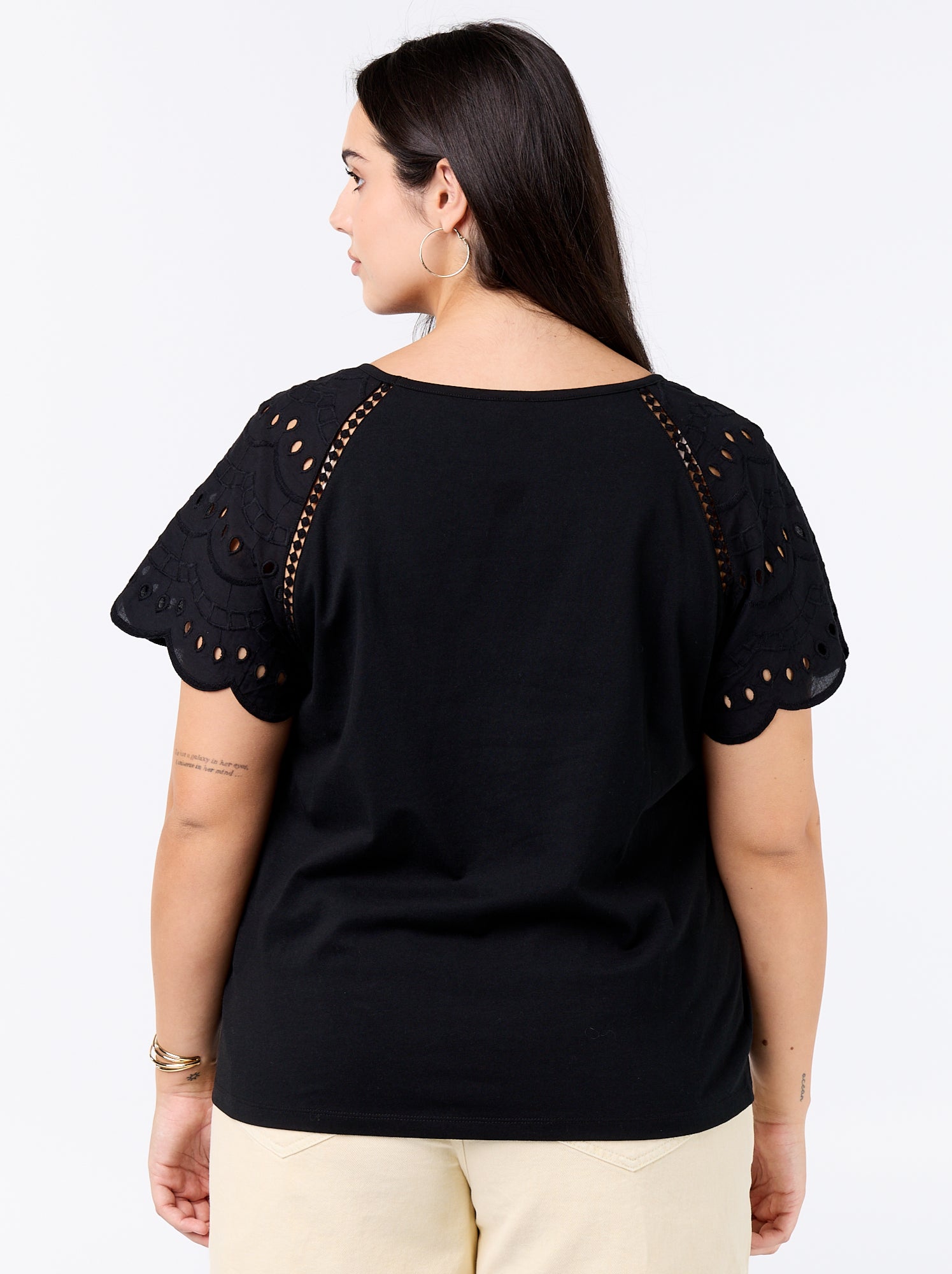 Tee-shirt uni avec broderies sur les manches - Noir
