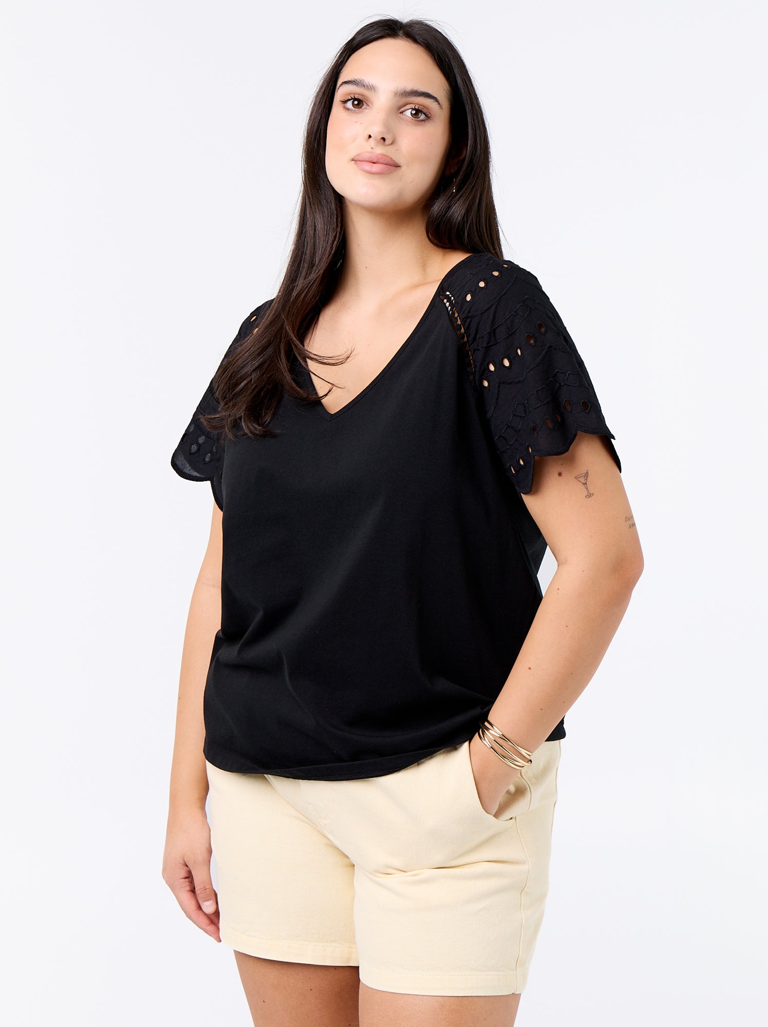 Tee-shirt uni avec broderies sur les manches - Noir