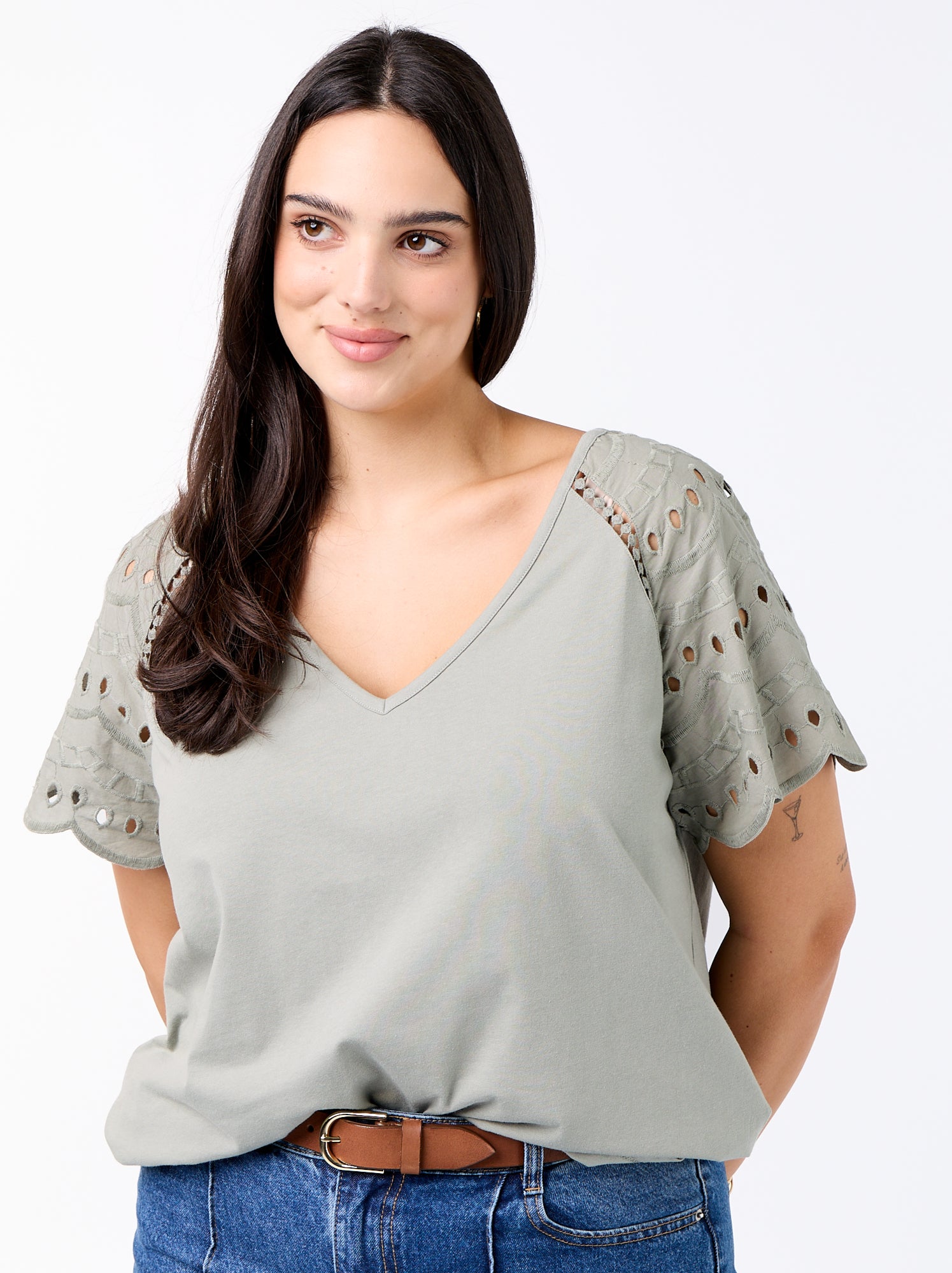Tee-shirt uni avec broderies sur les manches - Vert