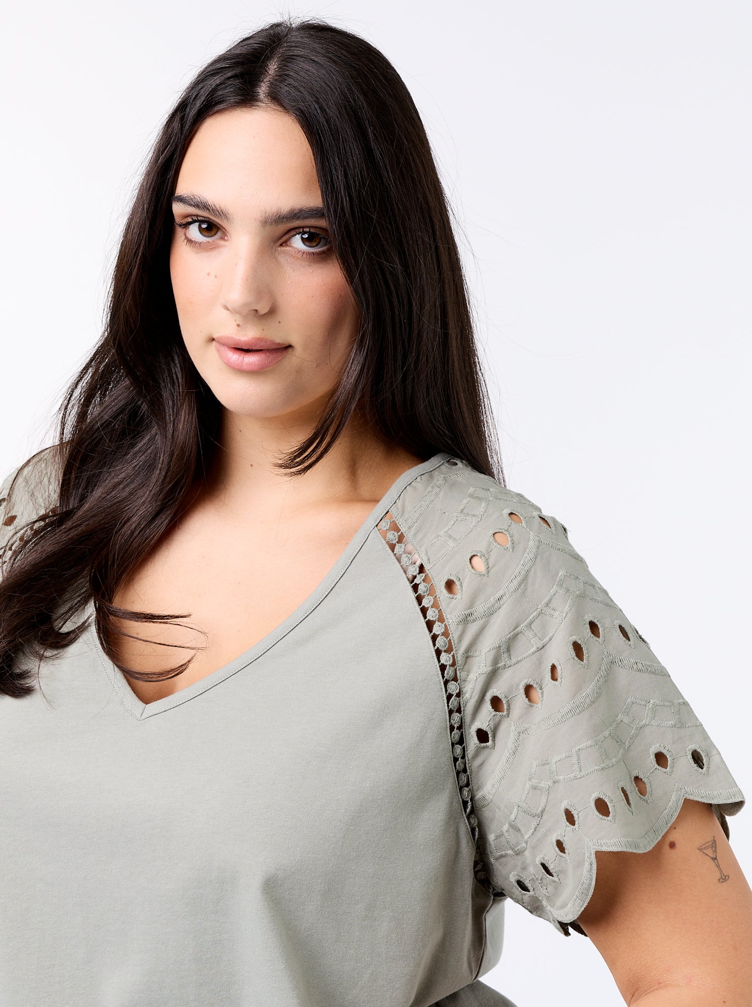 Tee-shirt uni avec broderies sur les manches - Vert