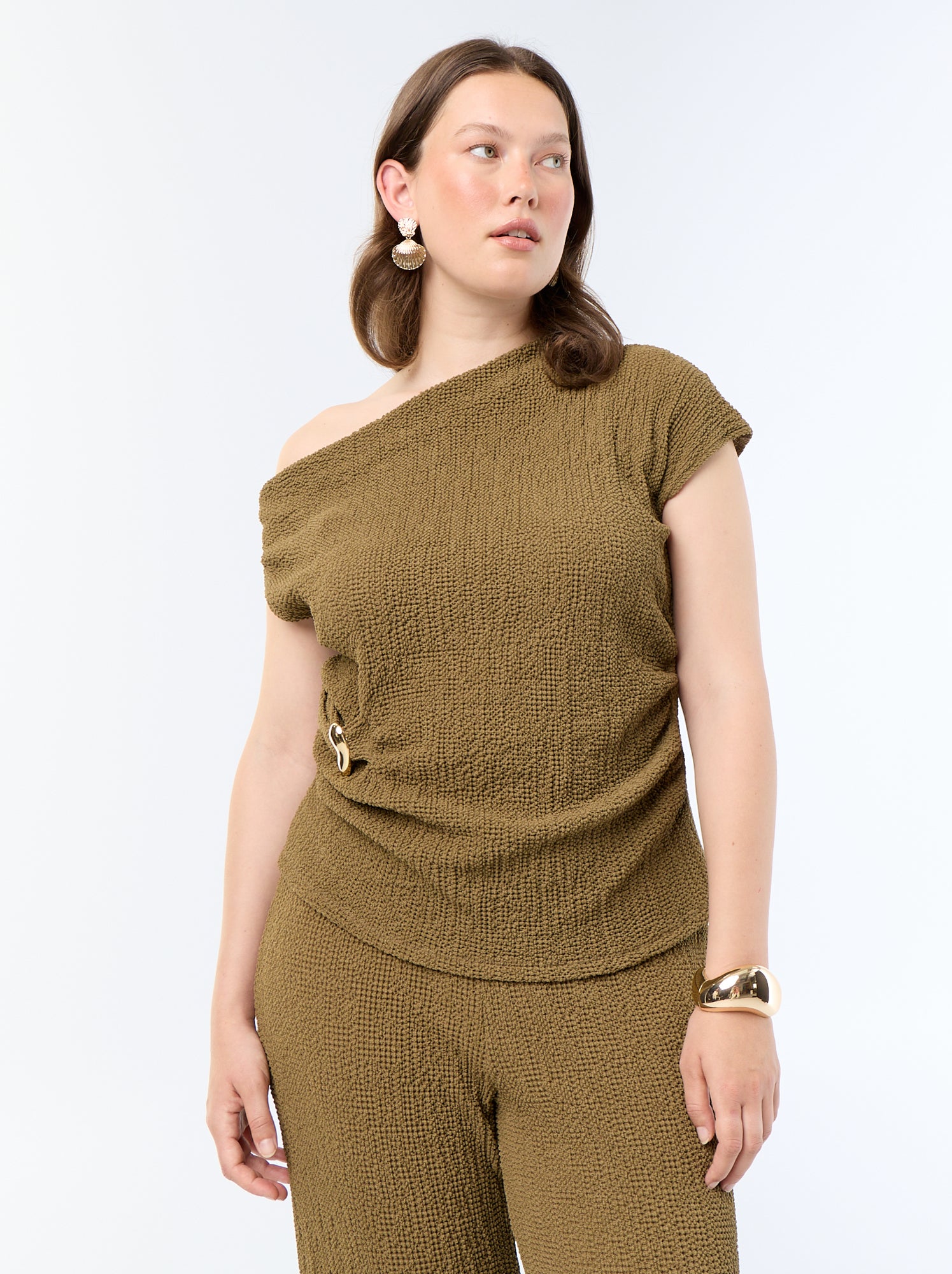 Top asymétrique en maille crinkle avec bijou doré - Kaki