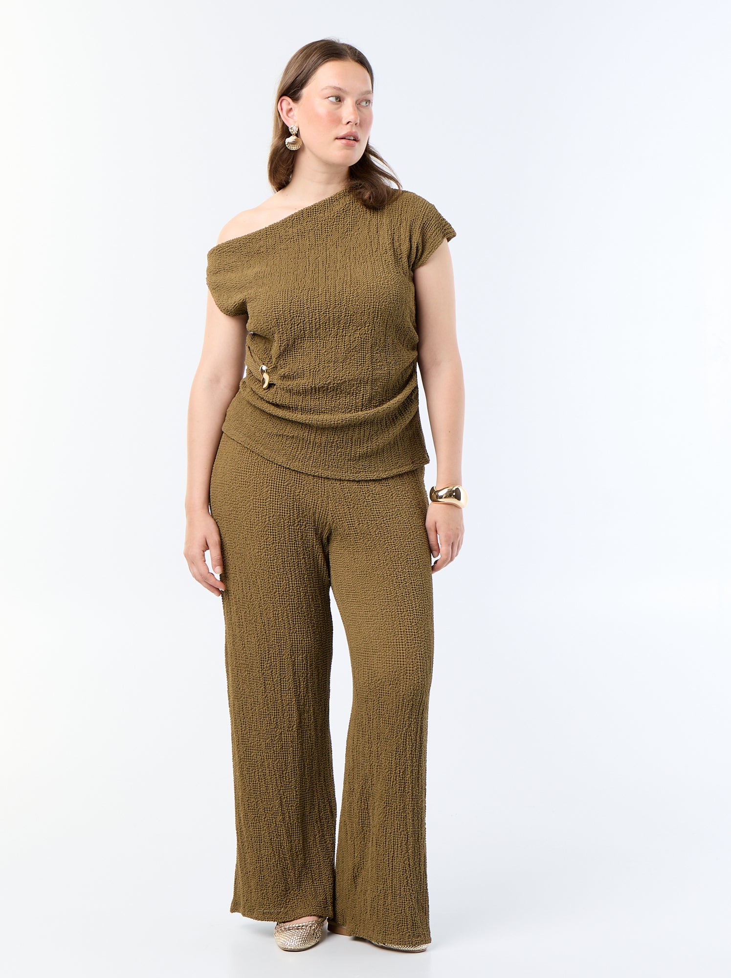 Top asymétrique en maille crinkle avec bijou doré - Kaki