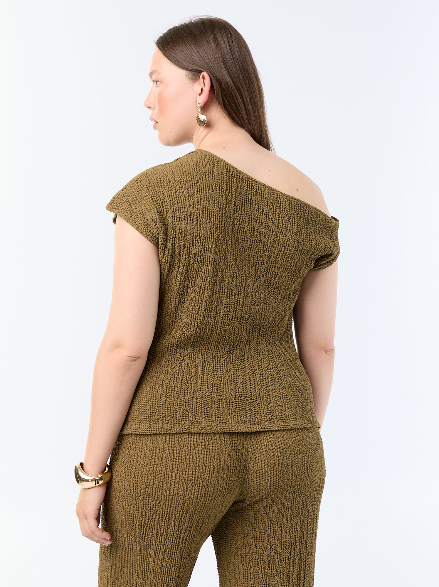 Top asymétrique en maille crinkle avec bijou doré - Kaki