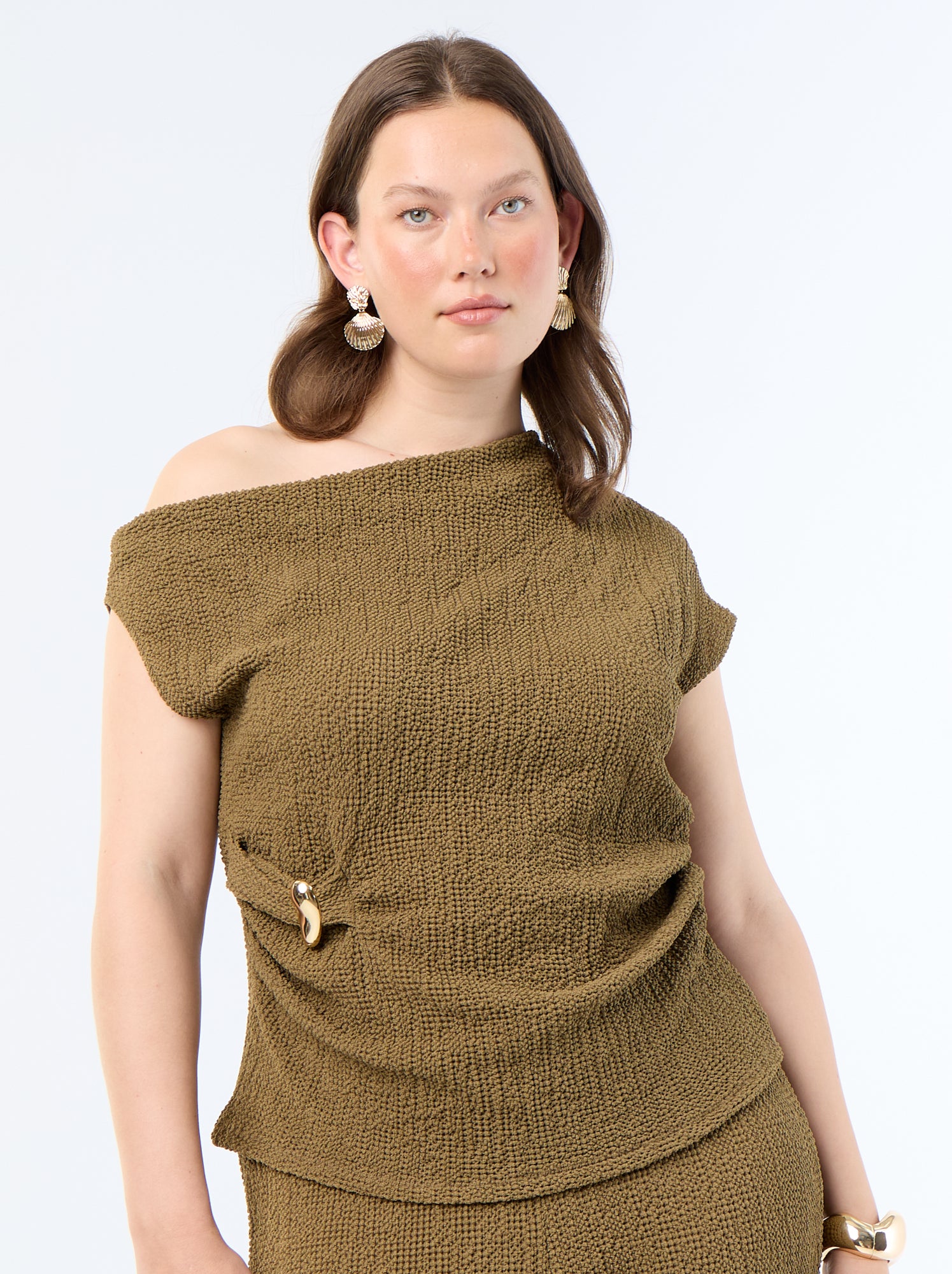 Top asymétrique en maille crinkle avec bijou doré - Kaki